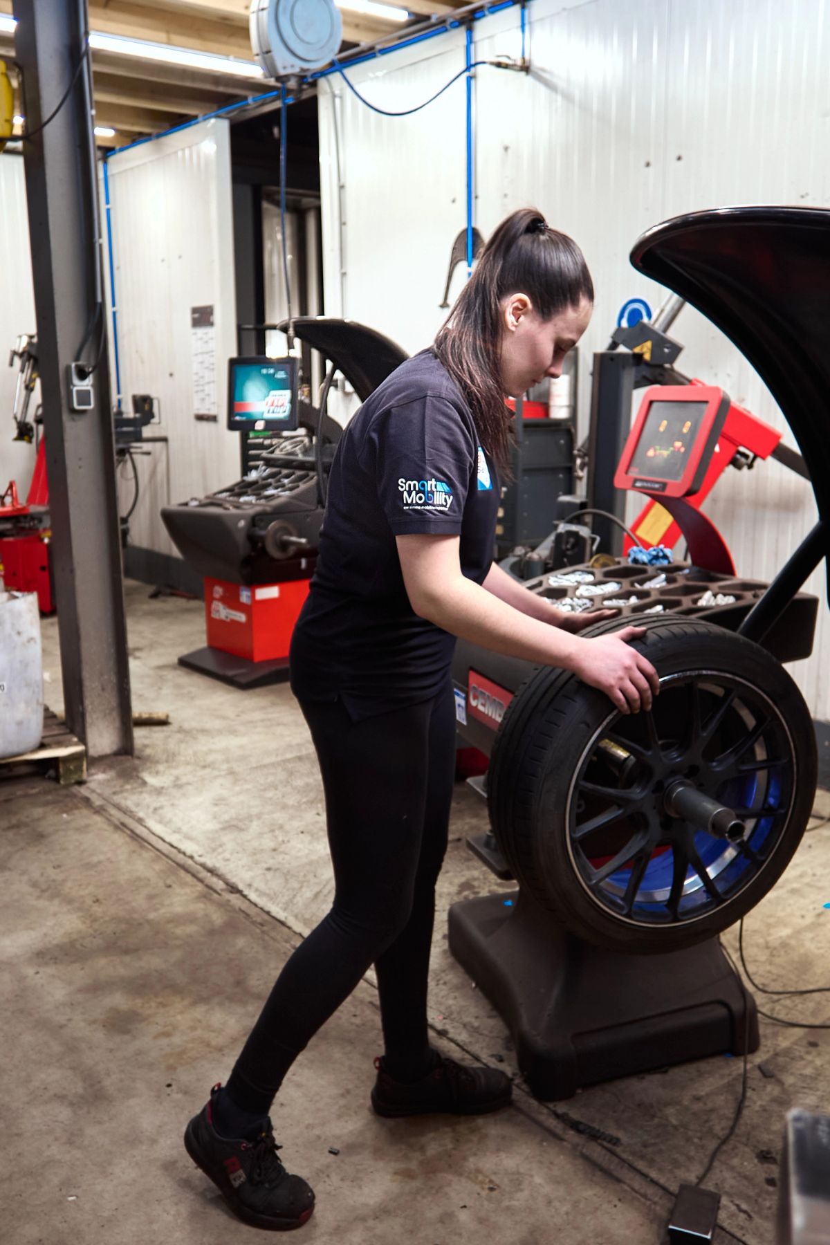 Monteur werkt aan een wiel op de bandenwisselaar in de werkplaats van Auto Vreman.