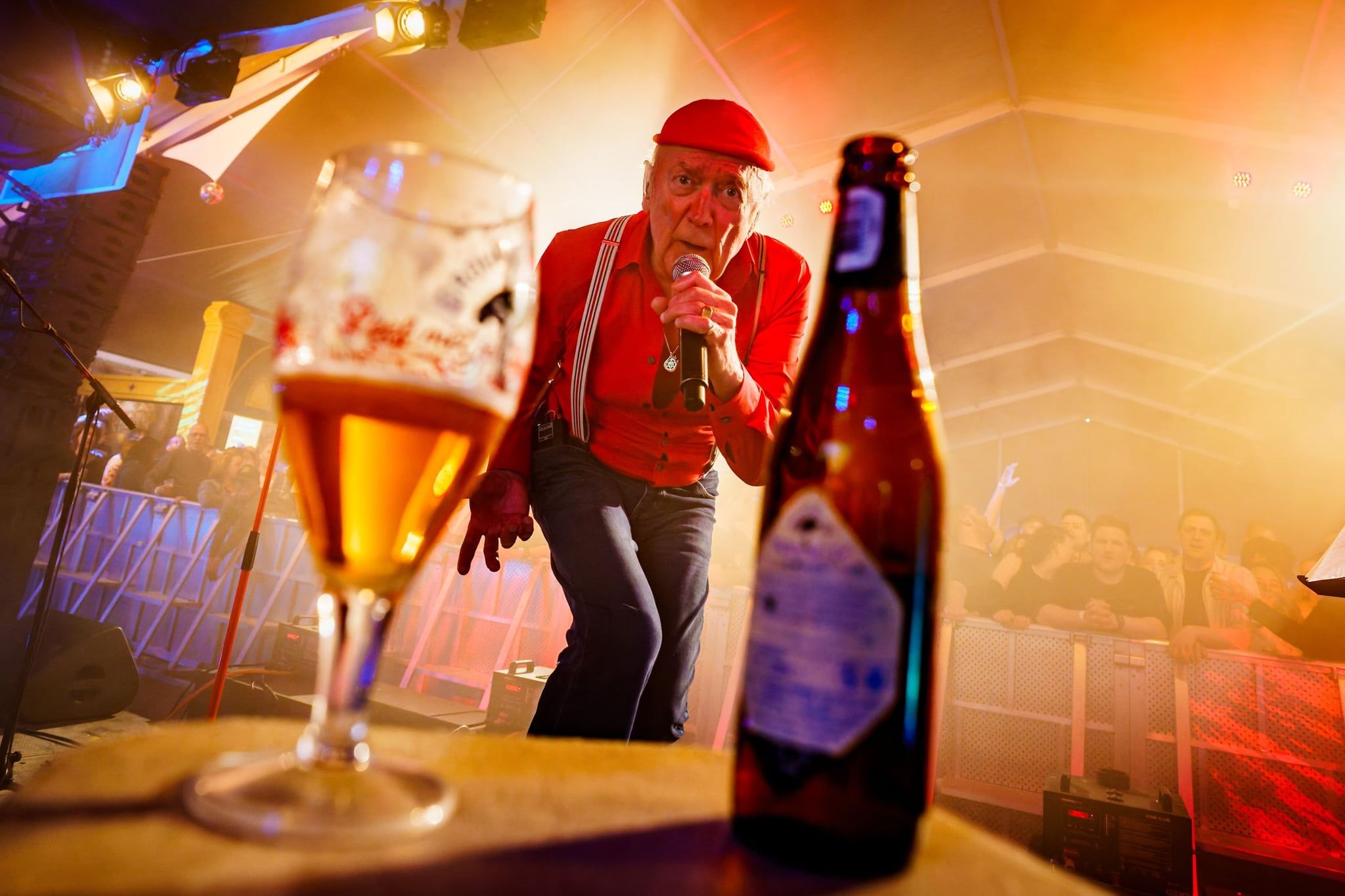 Foto van een live-optreden tijdens het piraten café. Vastgelegd door Bold Productions contentspecialist voor Events & Artiesten.