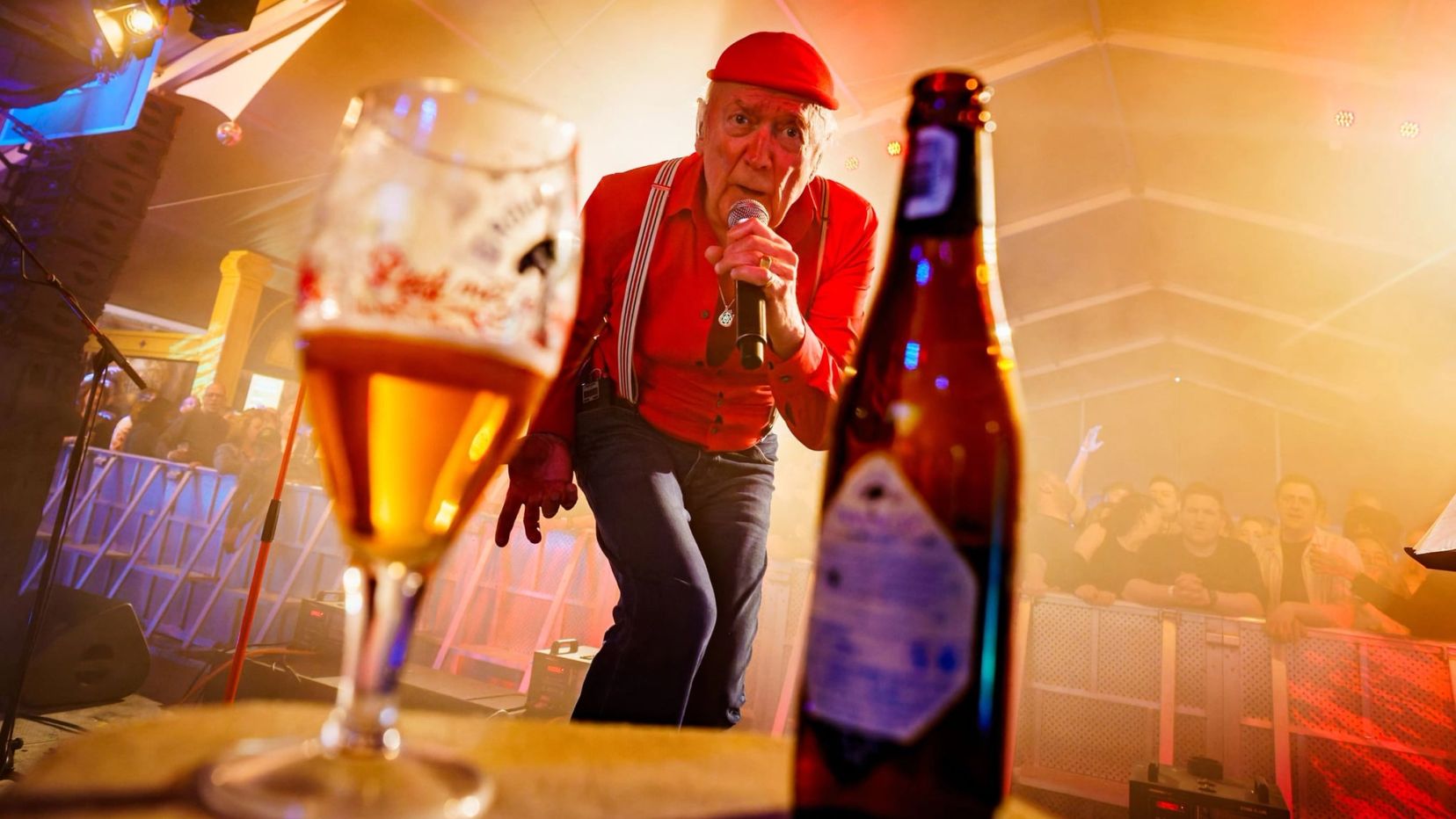 Foto van een live-optreden tijdens het piraten café. Vastgelegd door Bold Productions contentspecialist voor Events & Artiesten.