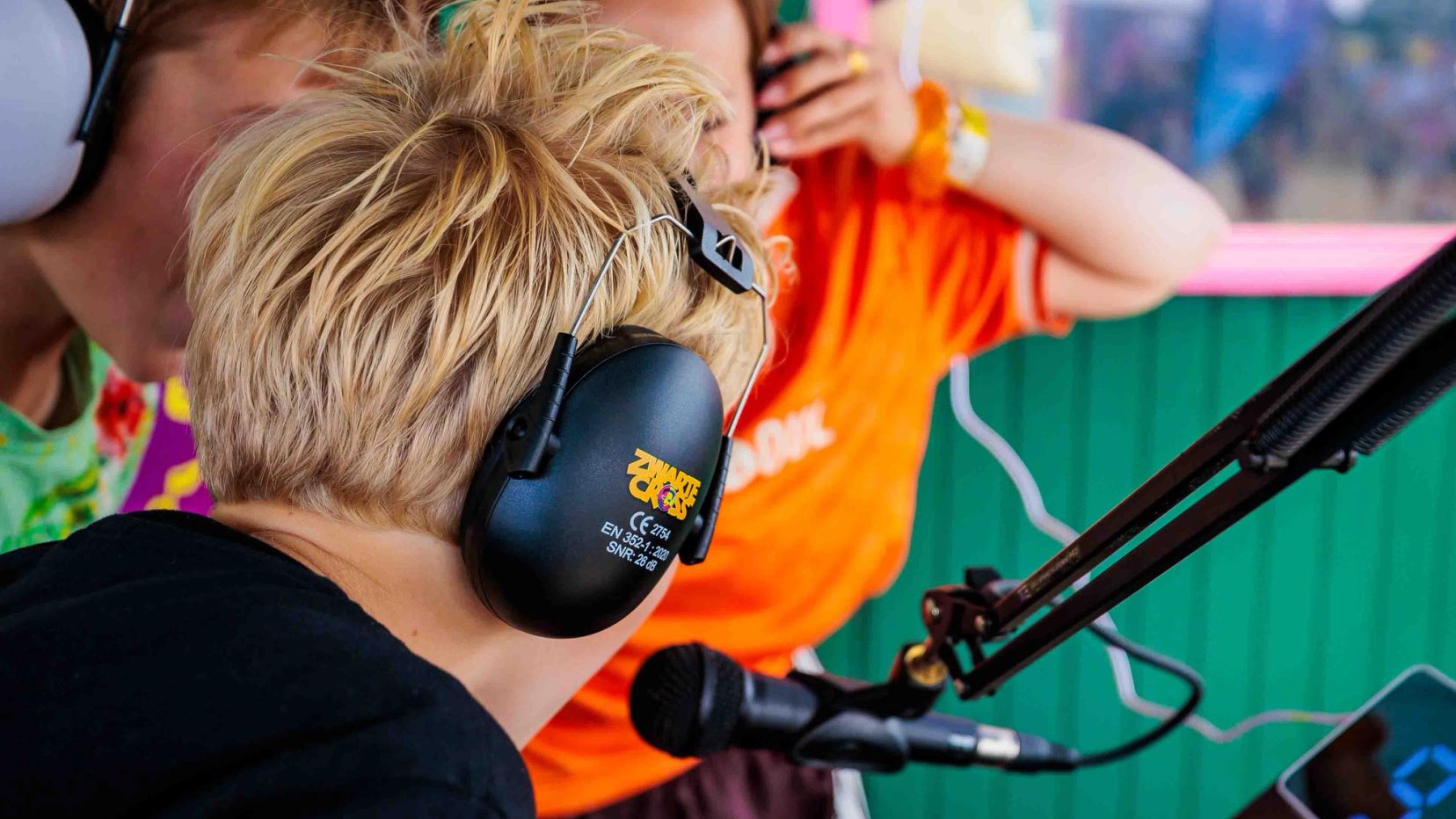 Mike Ampting, eigenaar van Bold Productions, werkt aan de planning van een productie.