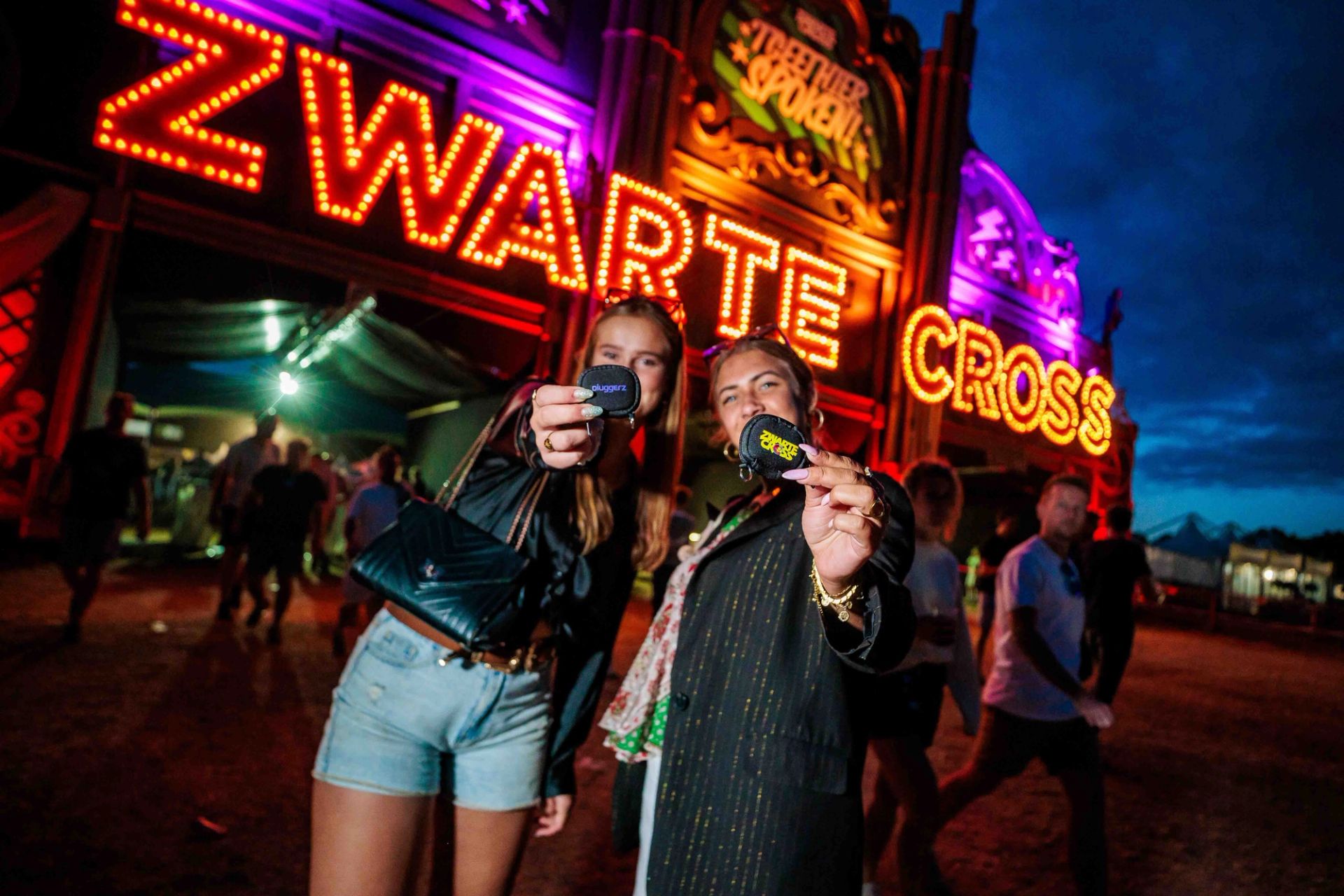 Medewerkers bespreken documenten rond de vergadertafel bij Auto Vreman.