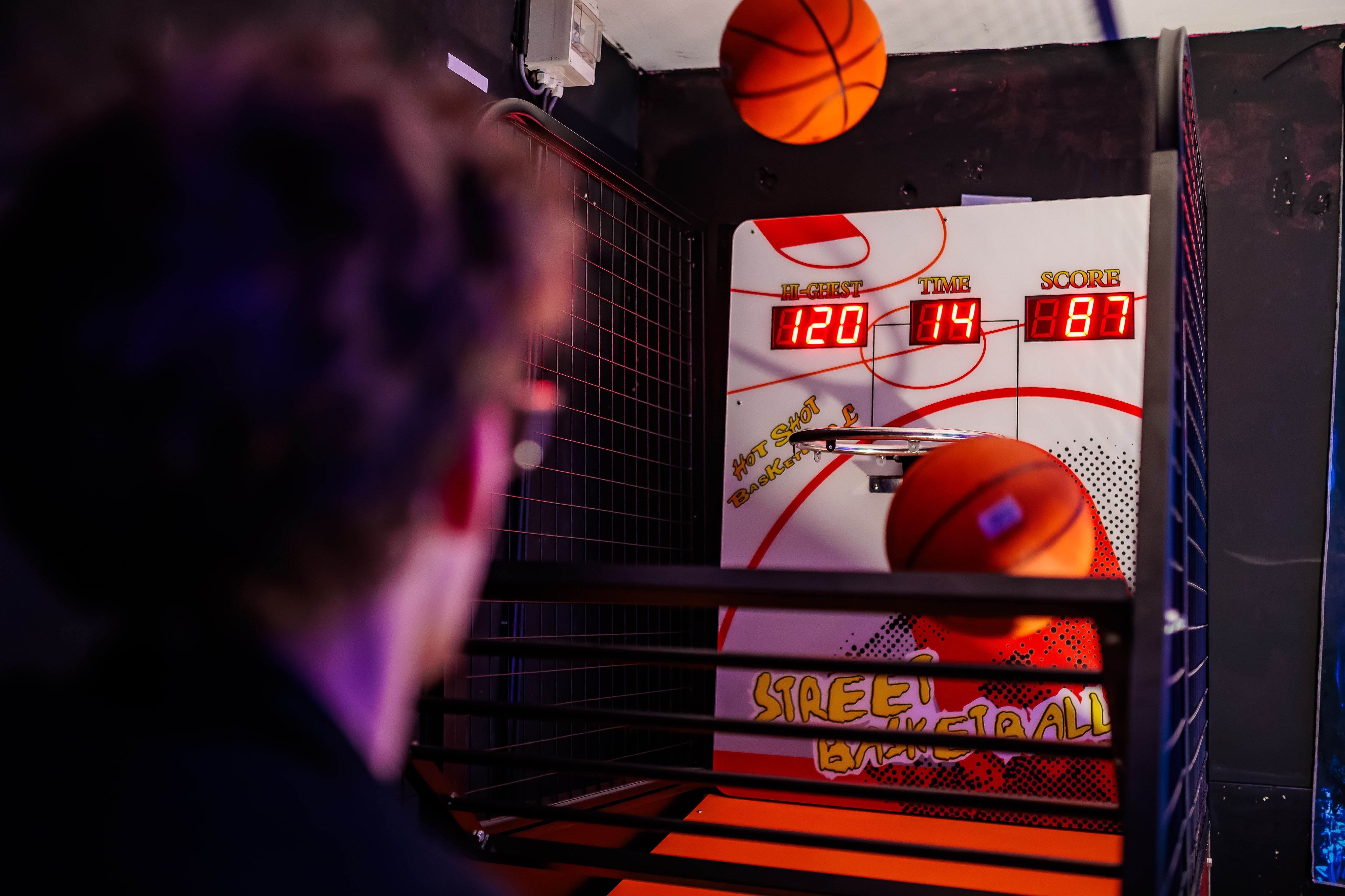 Gast speelt basketbalarcade met scorebord bij Timestamp Arnhem.