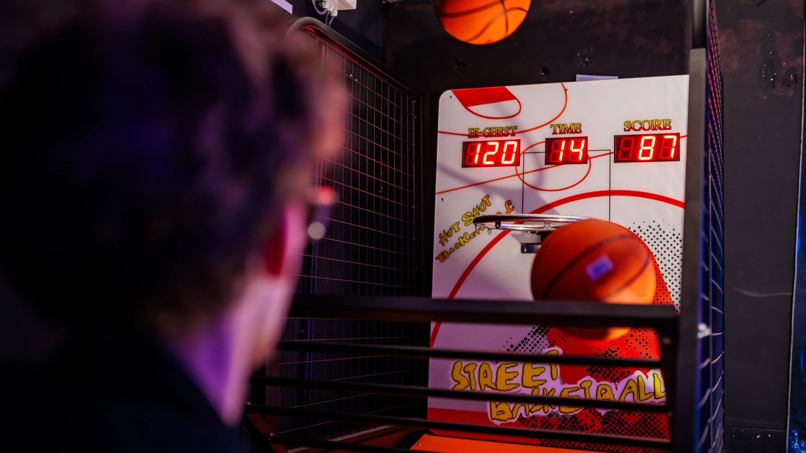 Gast speelt basketbalarcade met scorebord bij Timestamp Arnhem.