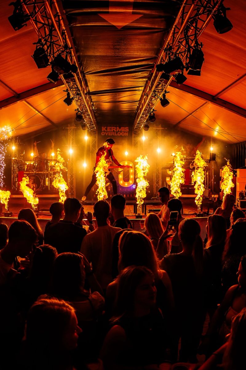 Sfeerbeeld van PROOST! BAND tijdens een live-optreden. Foto door Bold Productions contentspecialist voor Events & Artiesten.