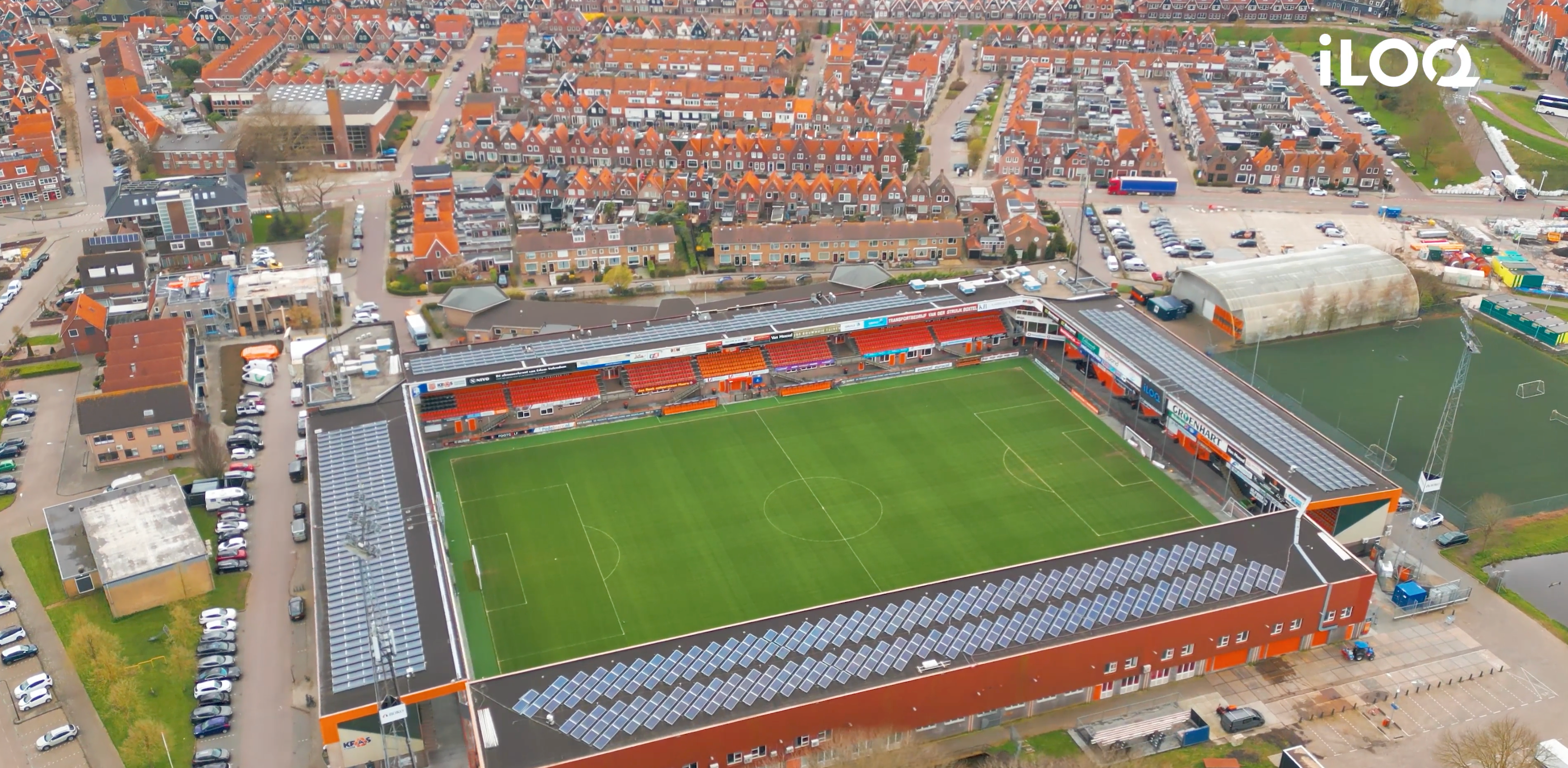 Luchtfoto van een voetbalstadion met een groen veld en het logo van ILOQ, gemaakt door Bold Productions