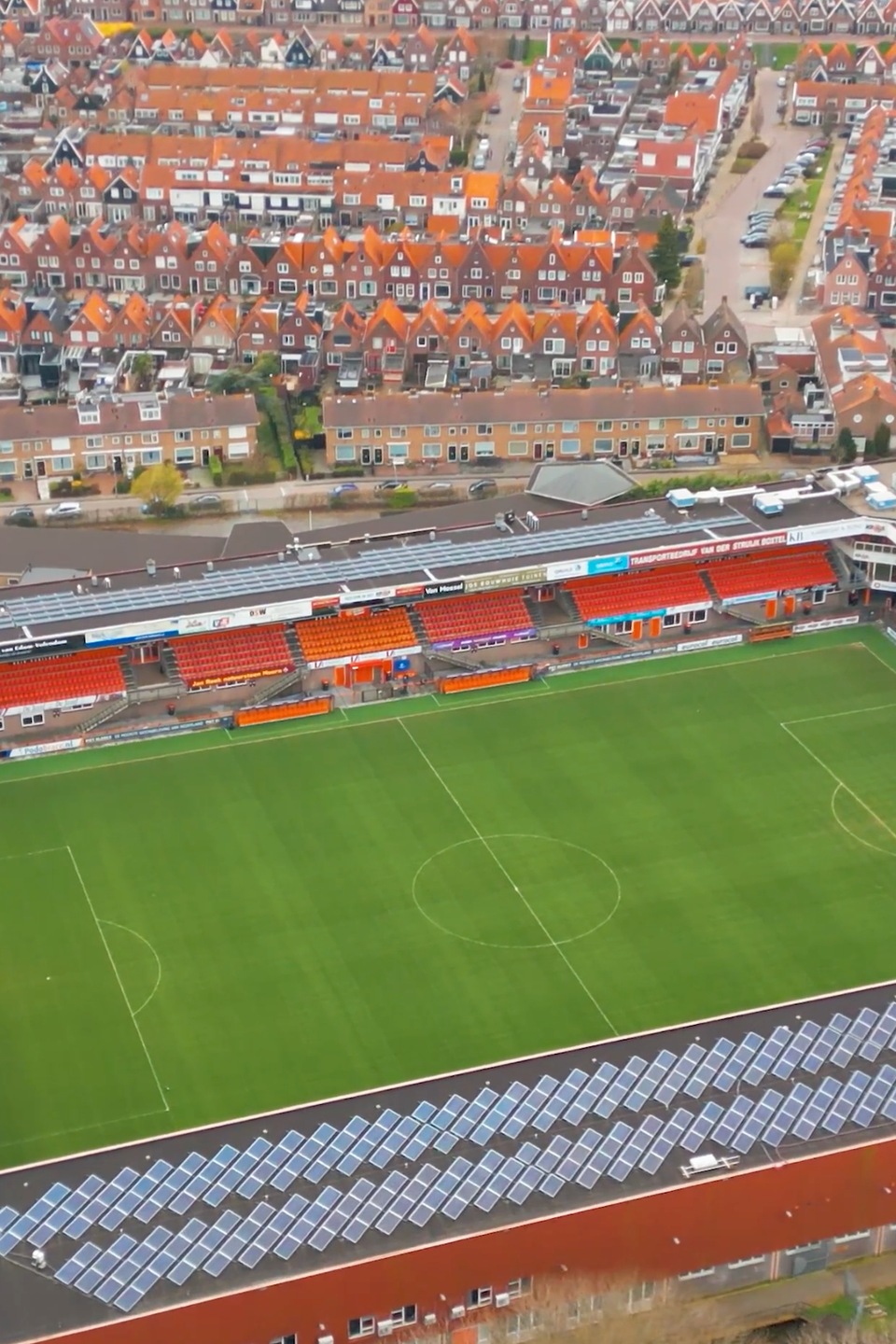 Luchtfoto van een voetbalstadion met een groen veld en het logo van ILOQ, gemaakt door Bold Productions