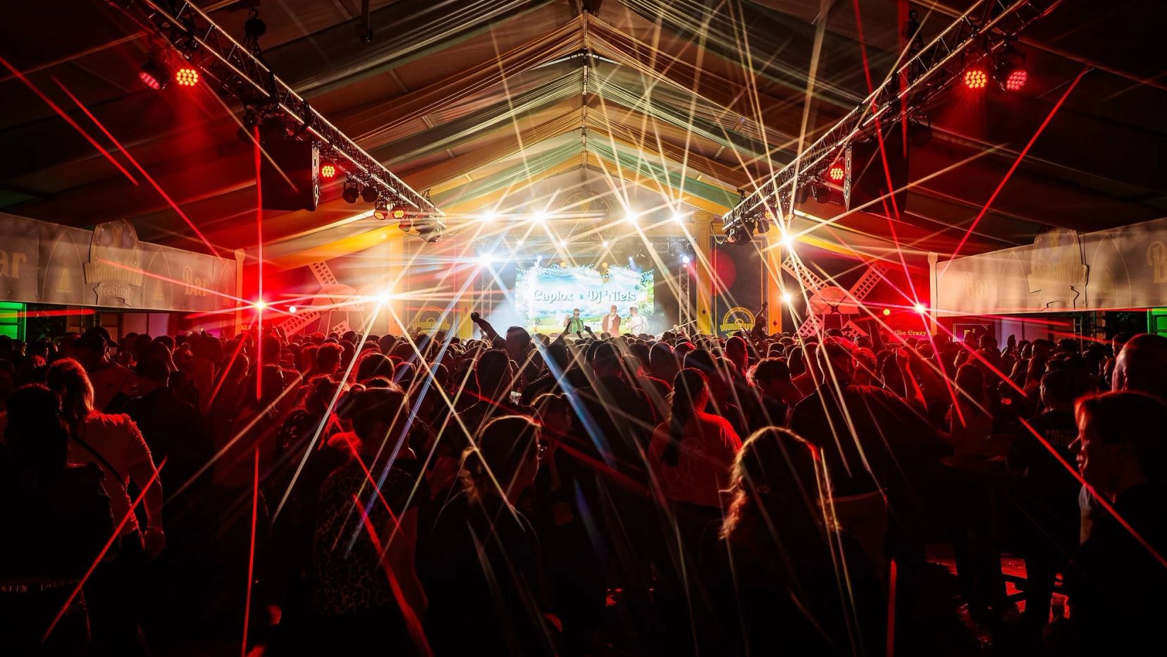 Sfeerbeeld tijdens een tentfeest. Fotografie door Bold Productions contentspecialist voor Events & Artiesten.