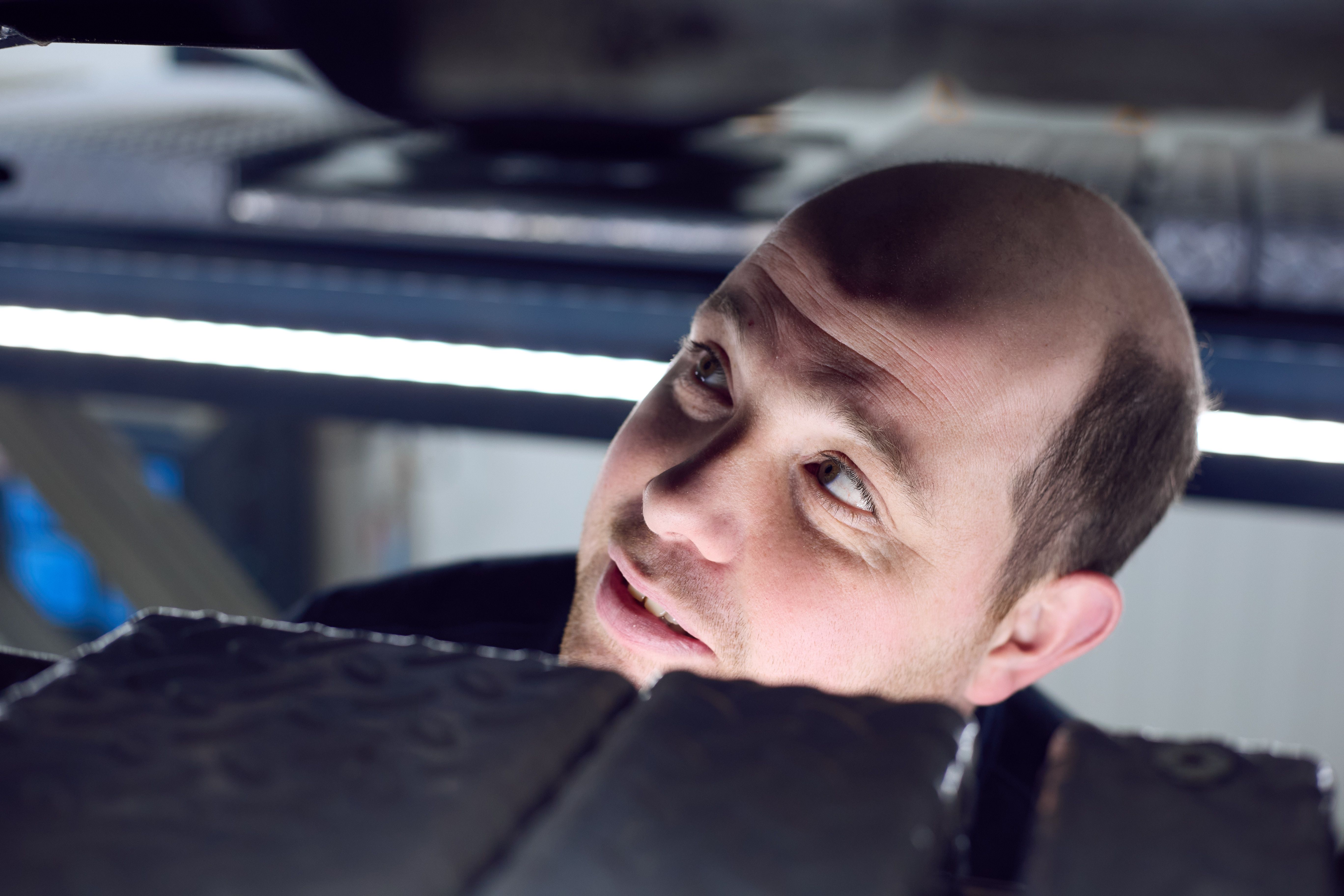 Portret van een hovenier voor een houten schutting, Hoveniersbedrijf Van Antwerpen.