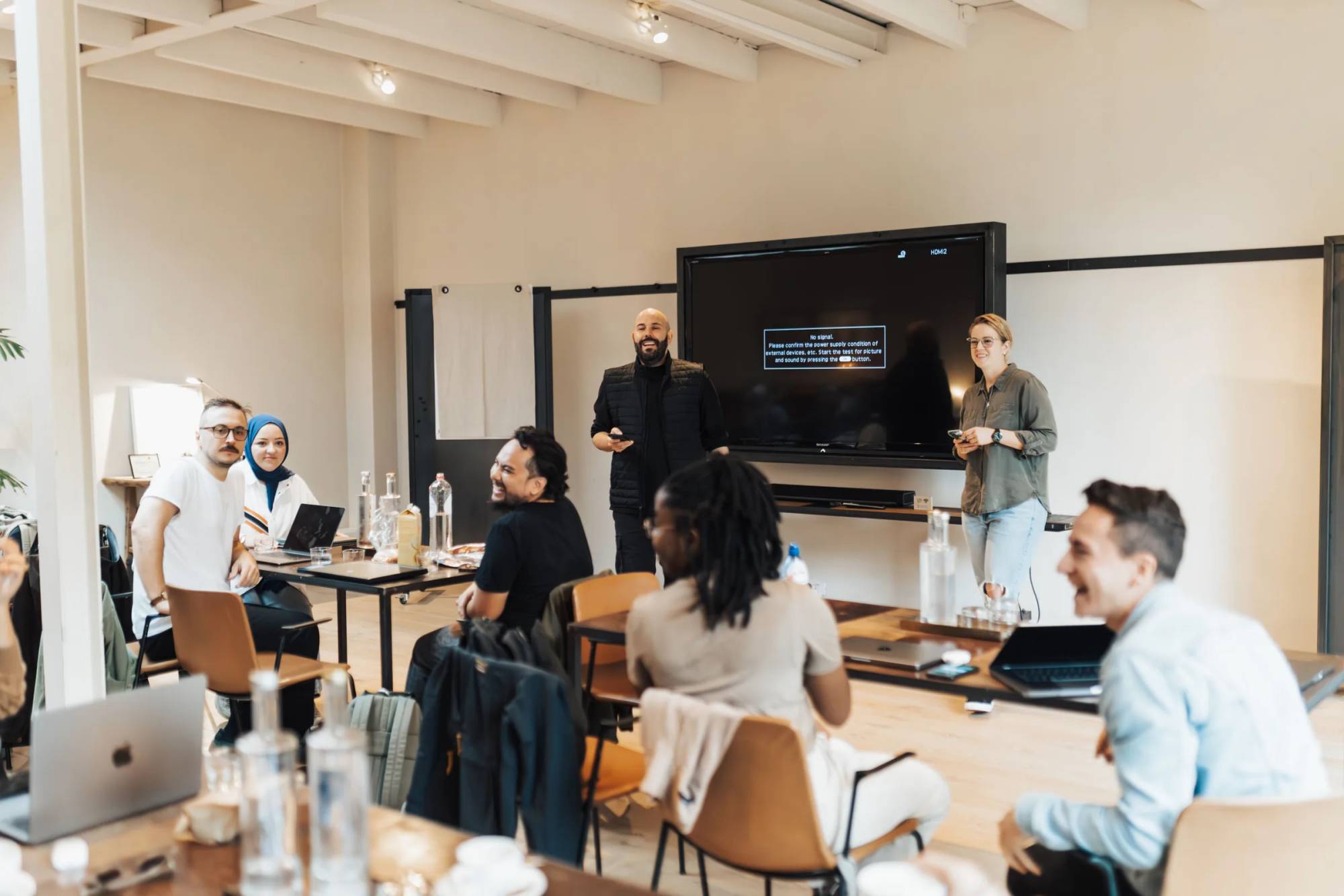 Trainer begeleidt een groep tijdens een training