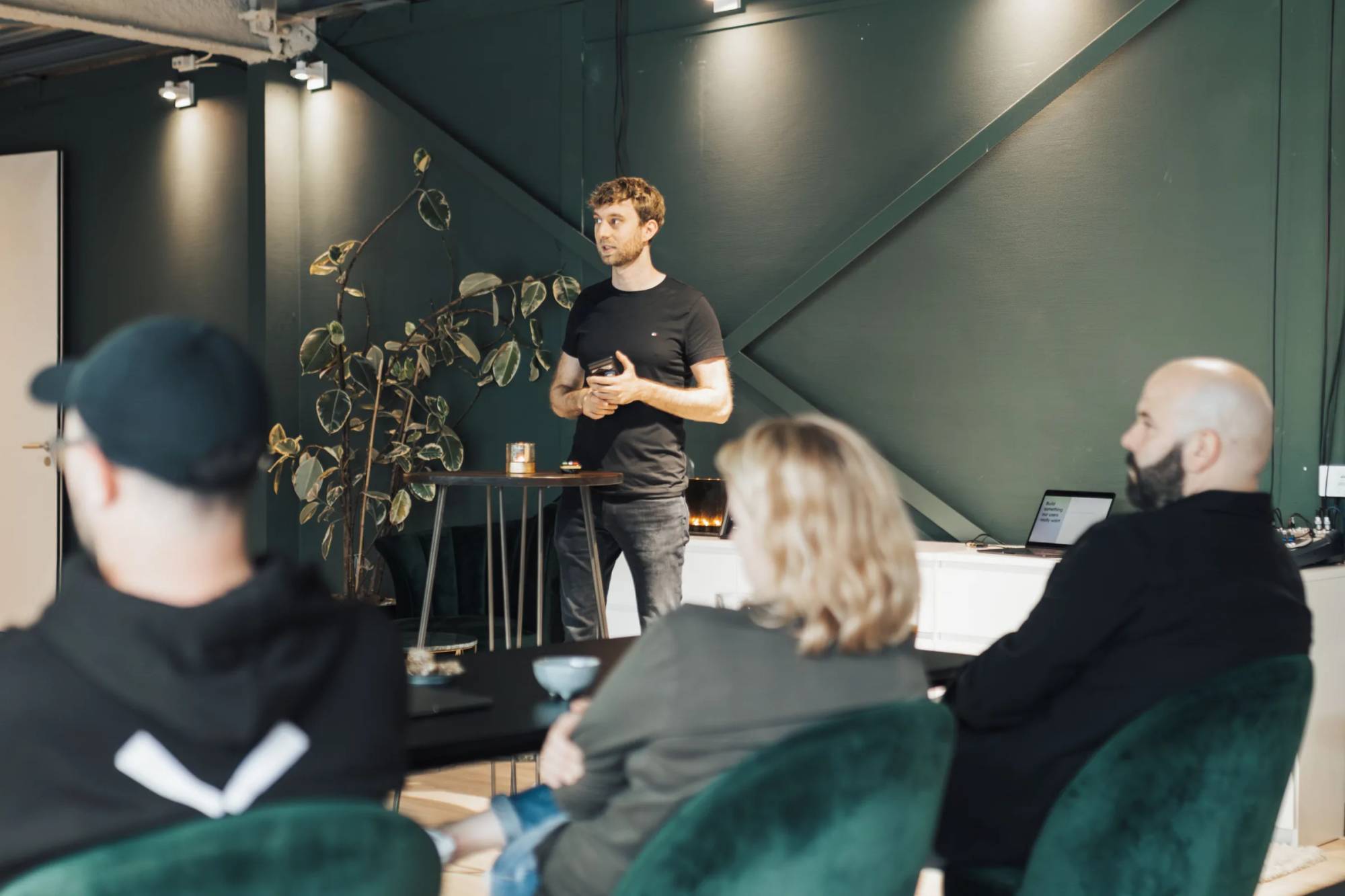 Trainer begeleidt een groep tijdens een training