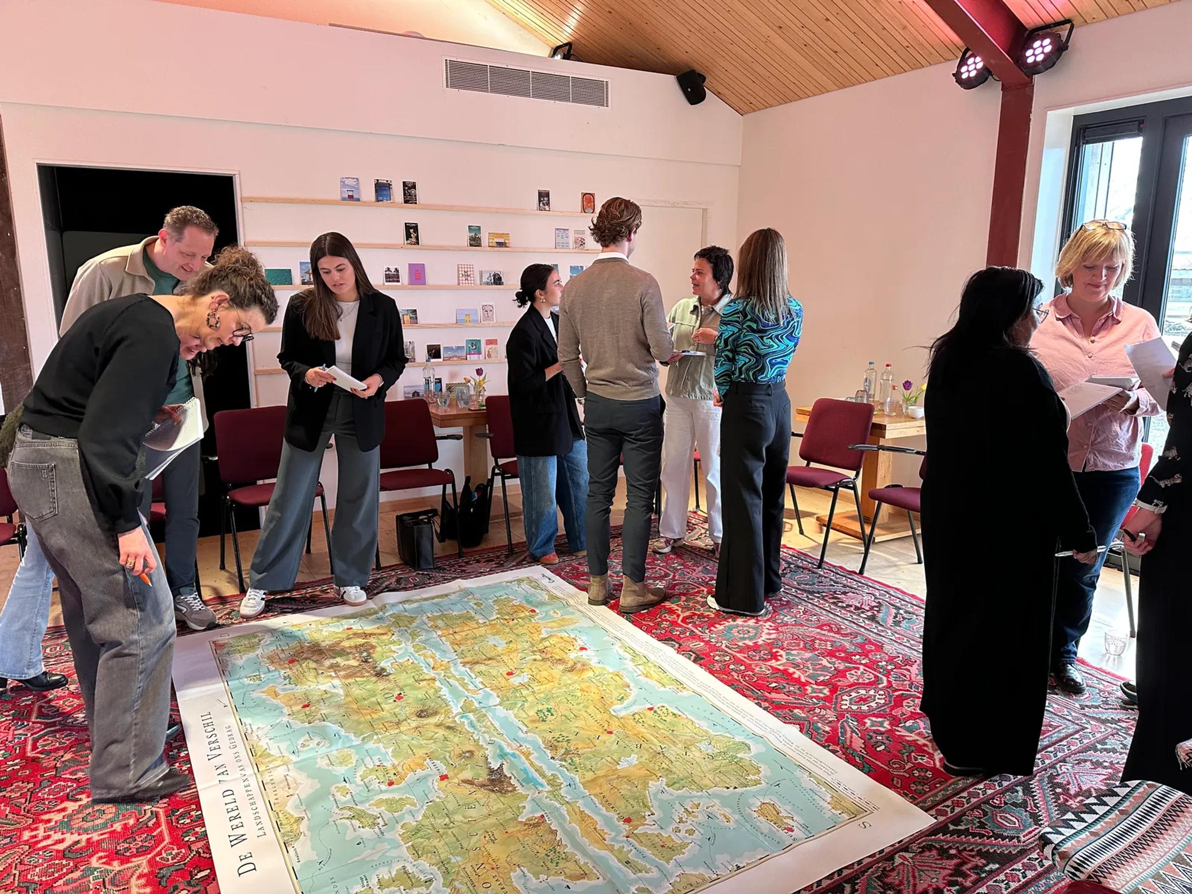 Deelnemers in gesprek tijdens een MapsTell-sessie