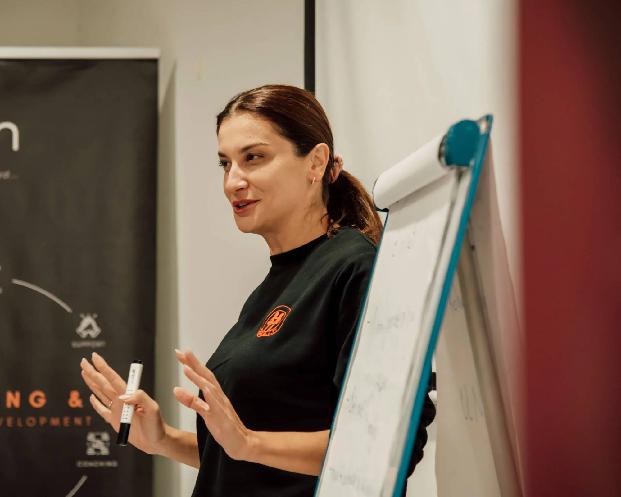 Trainer begeleidt een groep tijdens een training