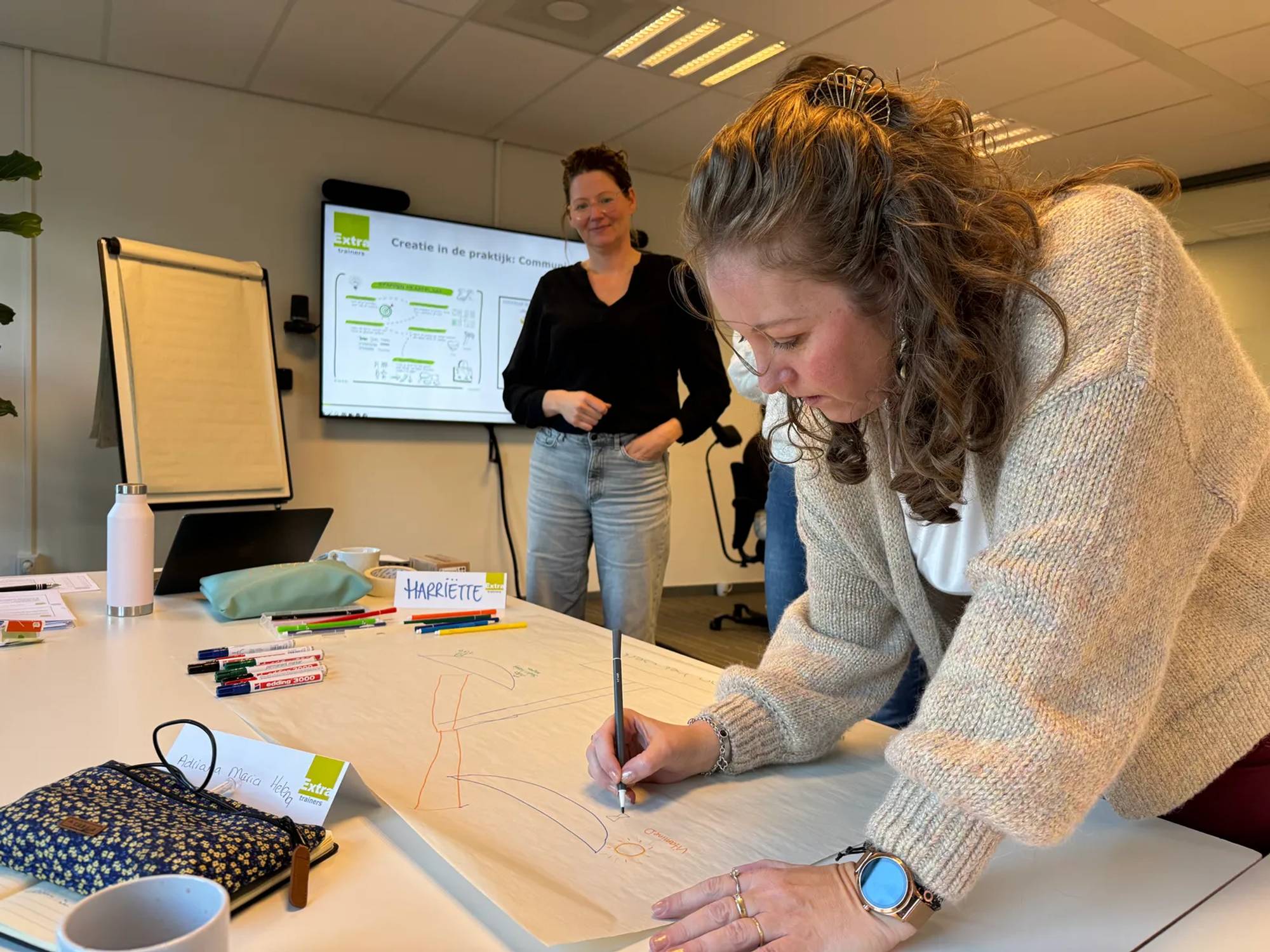 Trainer begeleidt een groep tijdens een training