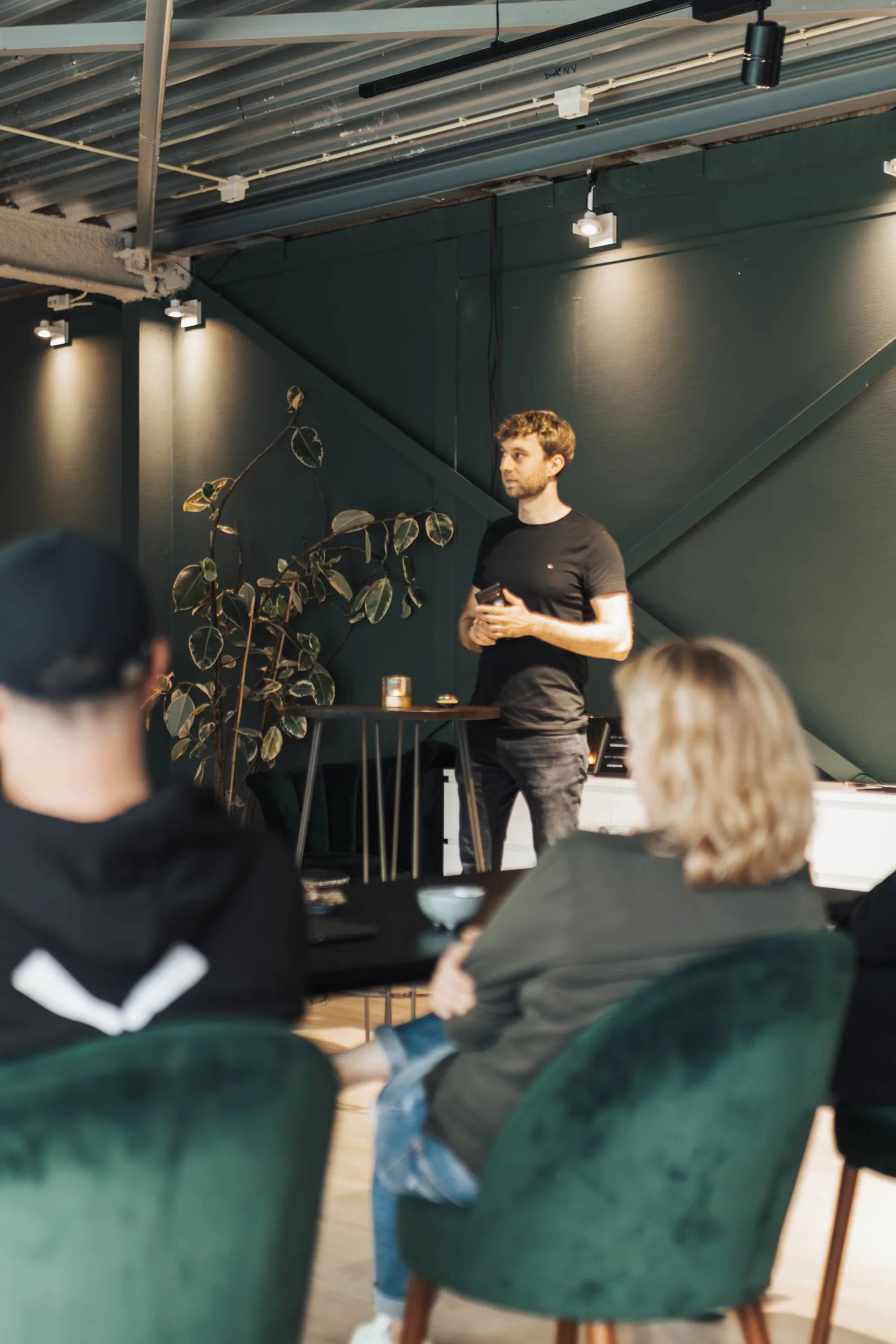 Trainer begeleidt een groep tijdens een training