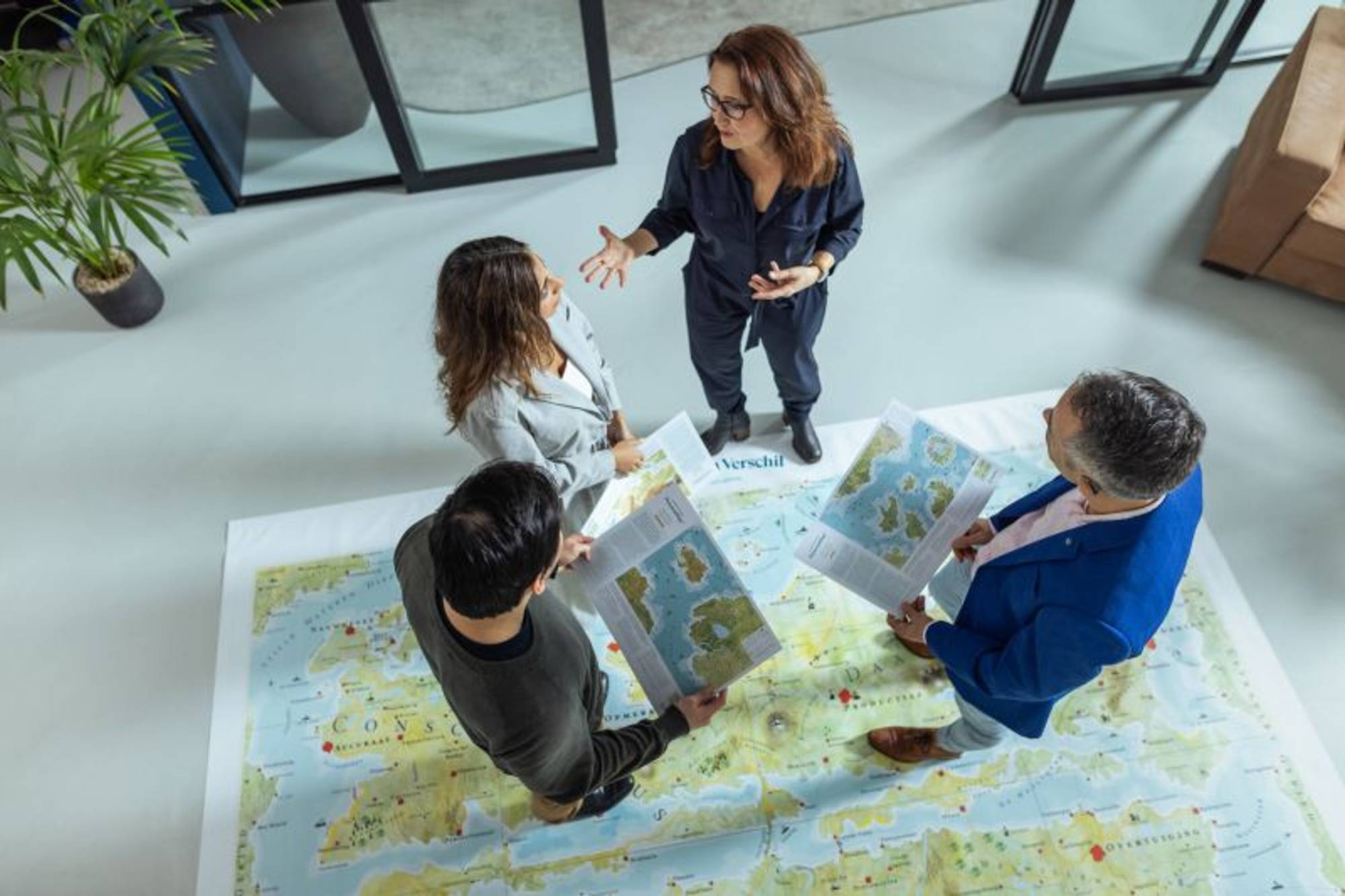 Trainer begeleidt een groep tijdens een training