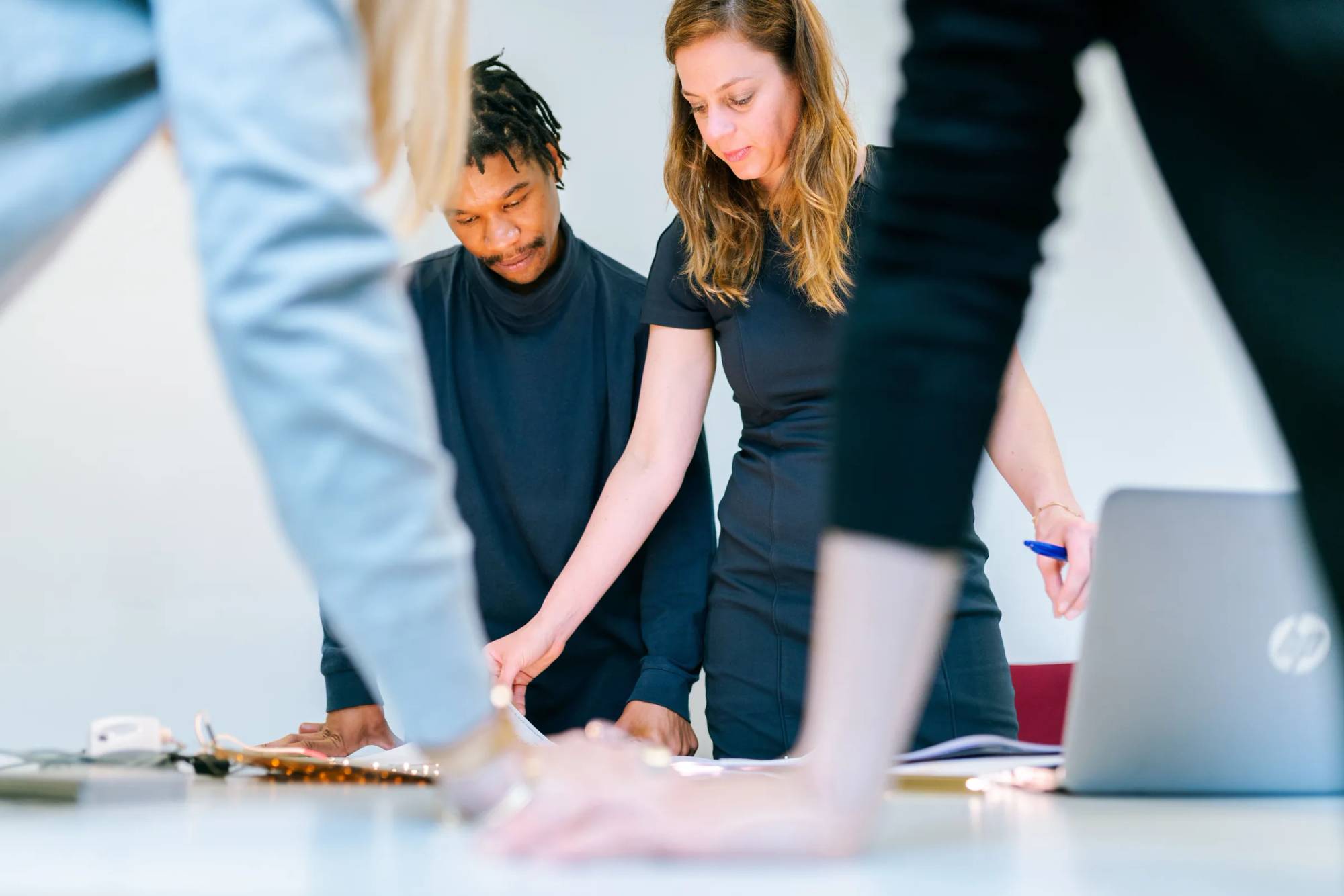 Trainer begeleidt een groep tijdens een training