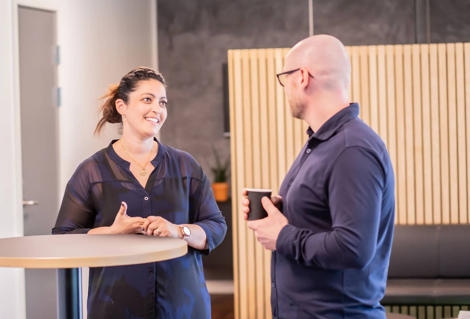 Trainer begeleidt een groep tijdens een training