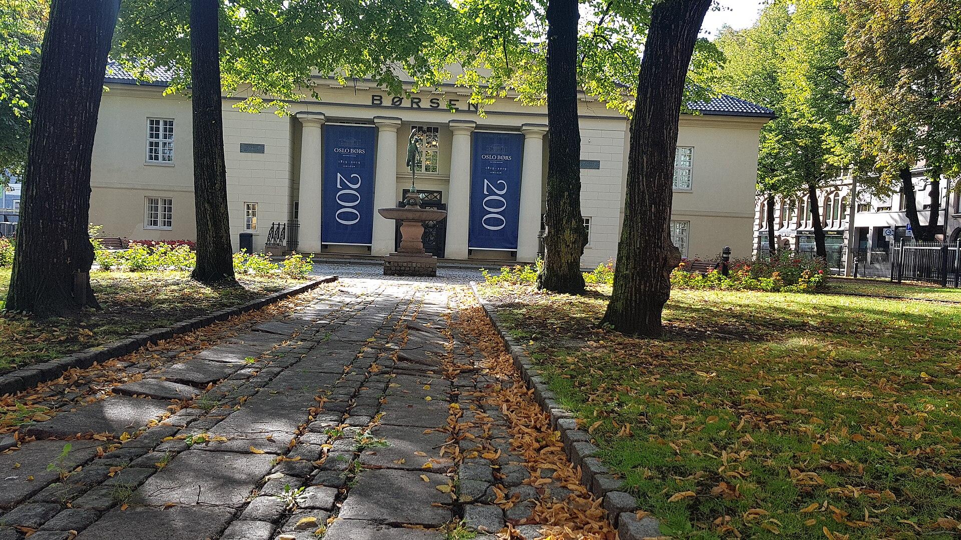 Børsbygningen i Oslo med bannere som markerer børsens 200-årsjubileum i 2019