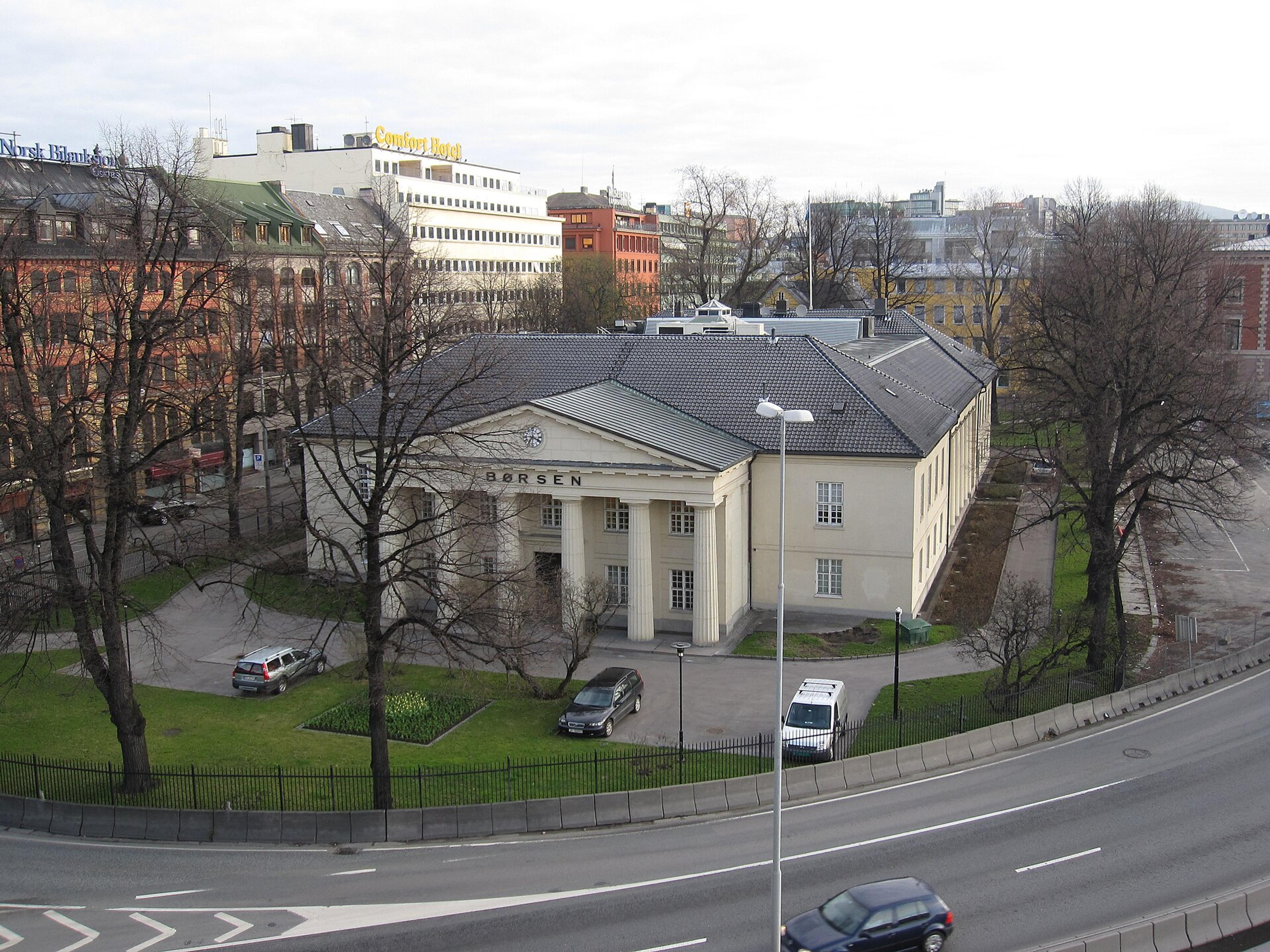 Børsbygningen i Oslo sett ovenfra, med Børshagen foran og bygårder i bakgrunnen