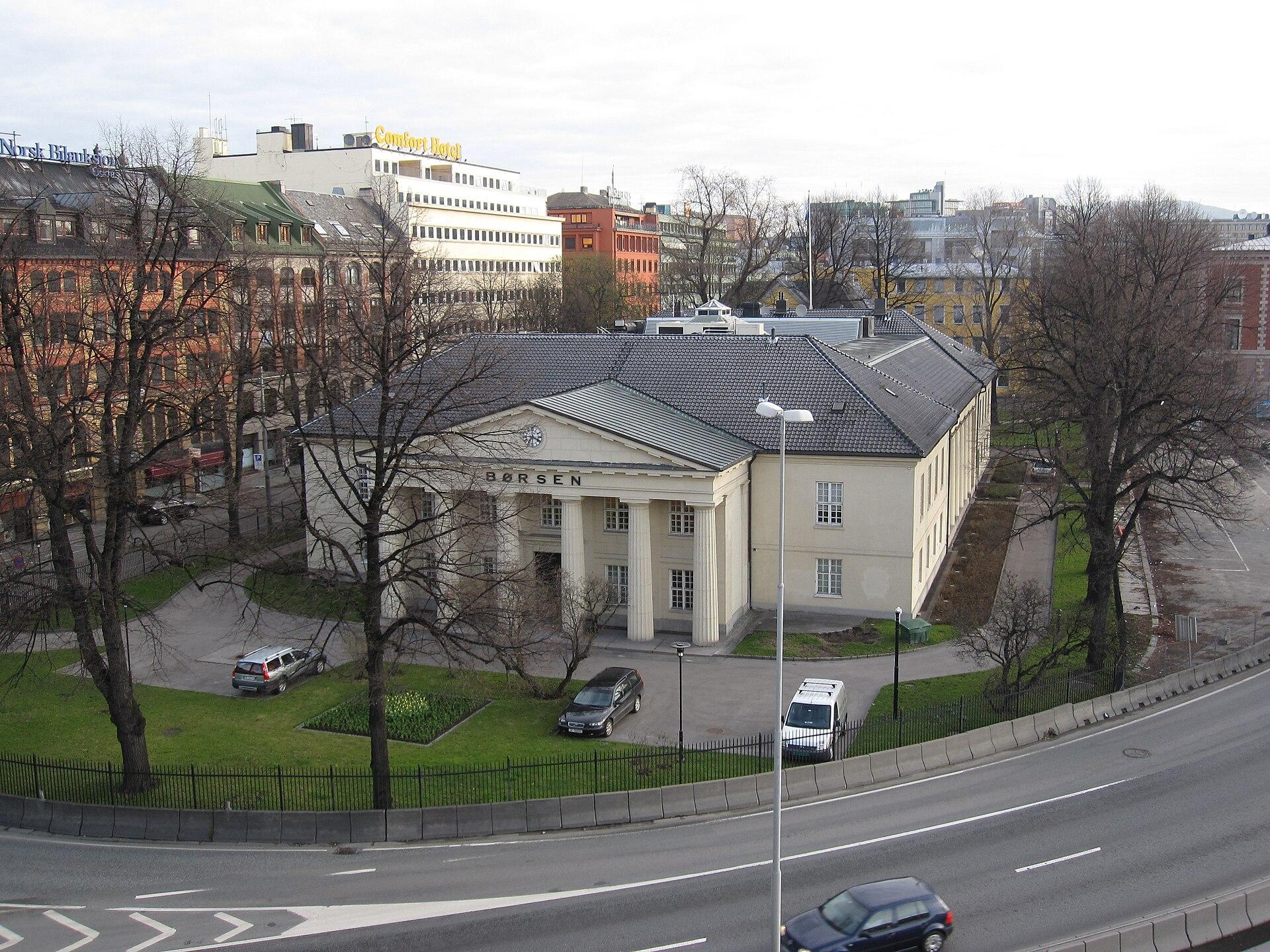 Børsbygningen i Oslo sett ovenfra, med Børshagen foran og bygårder i bakgrunnen