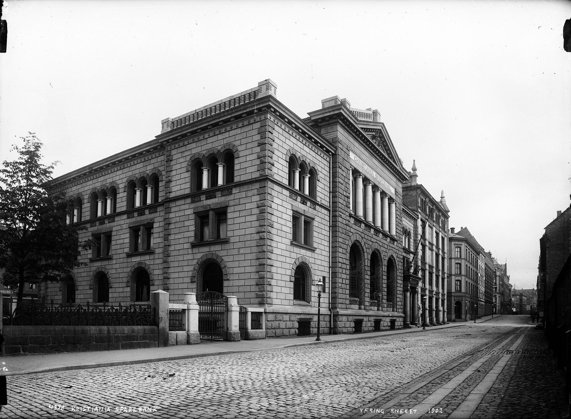 Historisk svart-hvitt-fotografi av Christiania Sparebanks bygning i Øvre Slottsgate i Oslo fra 1901