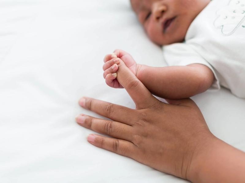 Playing with your newborn (0-3 months): simple ways to connect and build their brain