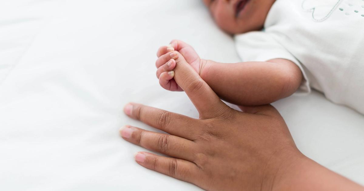 Playing with your newborn (0-3 months): simple ways to connect and build their brain