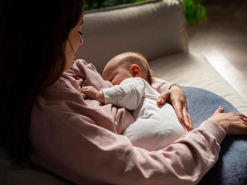 Dream feeds and night feeds: when they help and when to drop