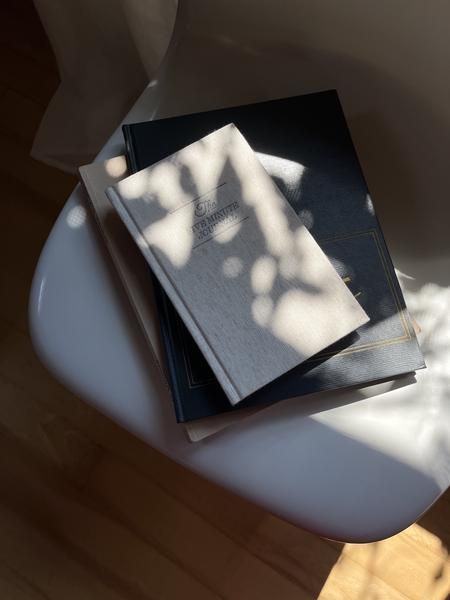 Gestapelte Fotoalben im nachmittäglichen Fensterlicht