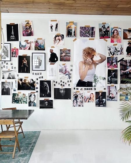 Eine persönliche Wand mit Fotos, Drucken und gesammelten visuellen Inspirationen
