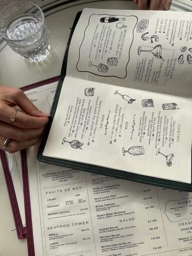 Ein handgeschriebenes Tagebuch mit persönlichen Notizen neben einem Glas auf einem Tisch