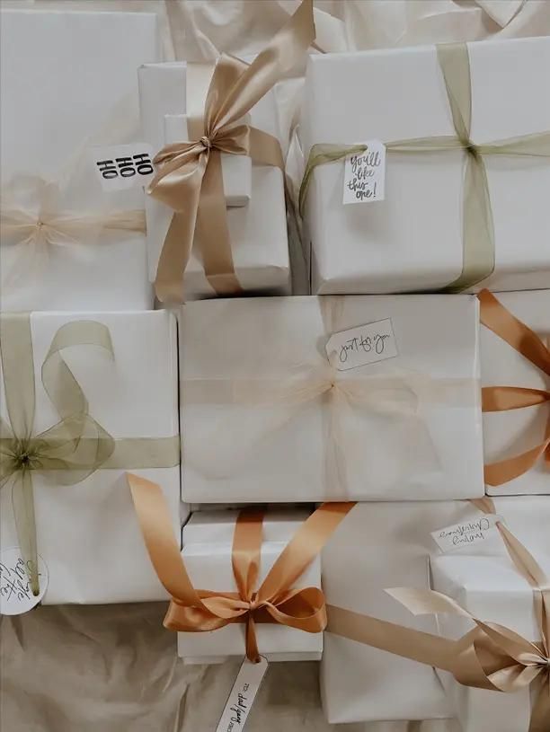 Geschenke mit Bändern und handgeschriebenen Karten