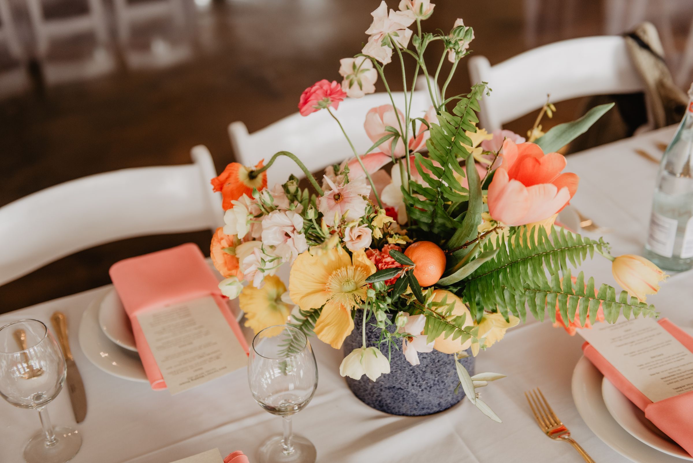 Blumen und gedeckte Tische bei einer Hochzeit