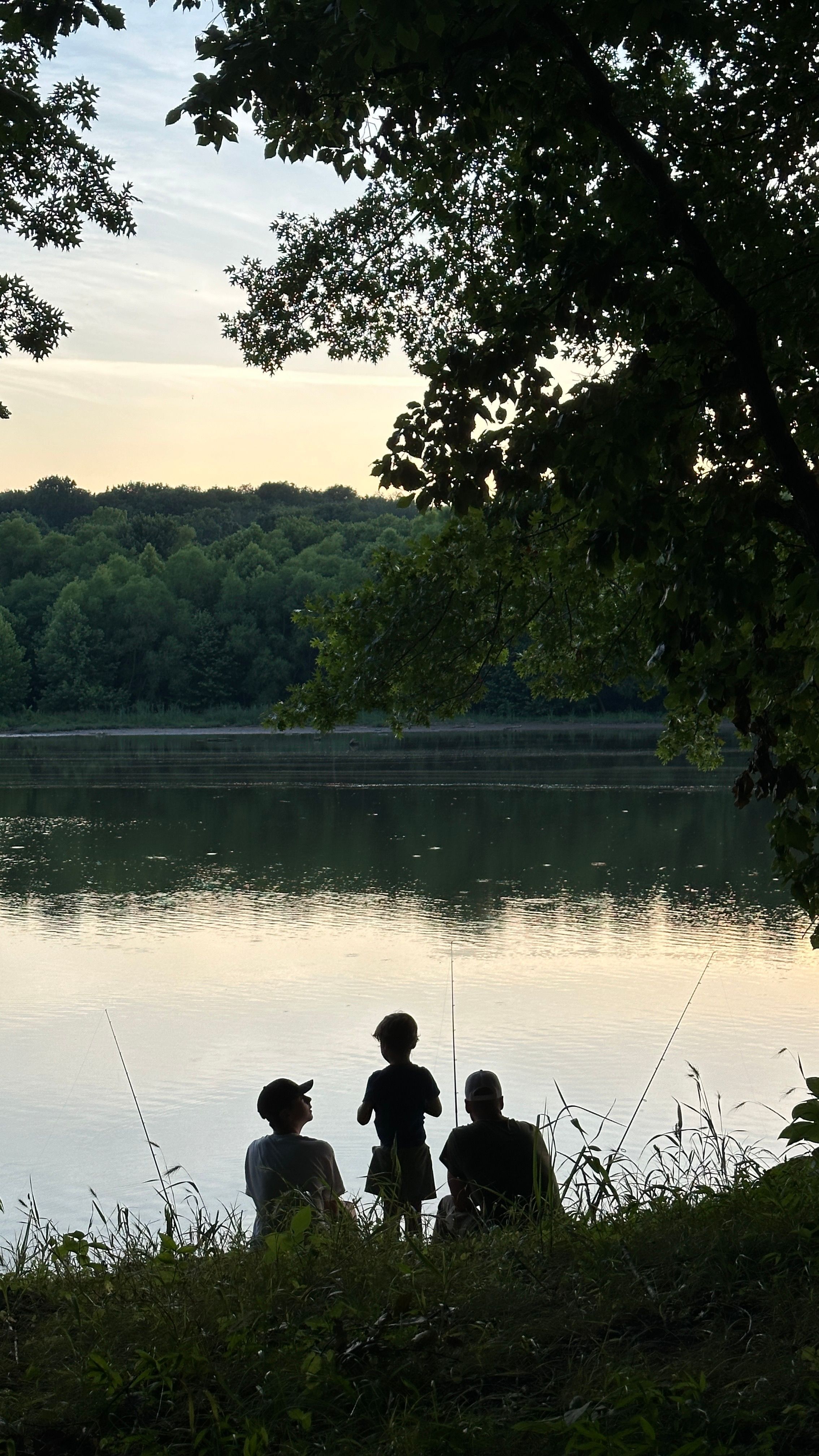 Eine Familie verbringt gemeinsam Zeit am See