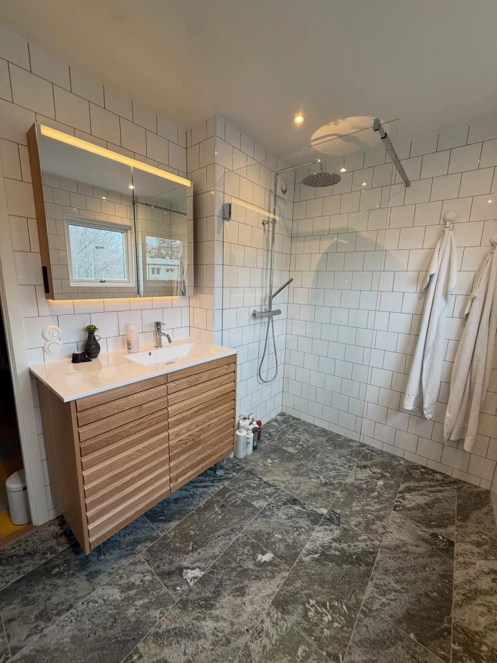 Renovering av badrum , gästtoalett och hall