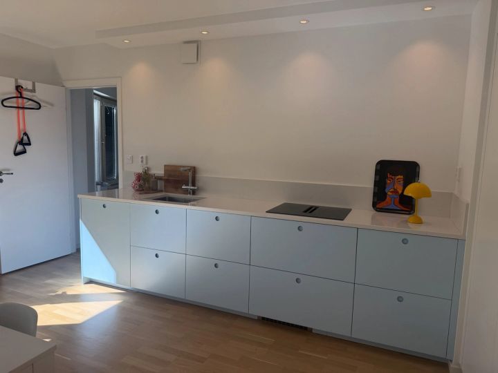 En renovering av lägenheten där vi har gjort om 2 badrum , kök och ytskikt