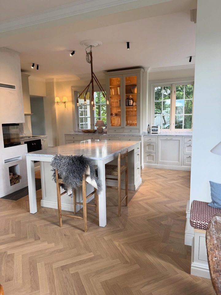 Renovering av entréplan i ett hus ute i Bromma där vi har monterat nytt kök, lagt in fiskben , vattenburen golvvärme samt renoverat en WC…