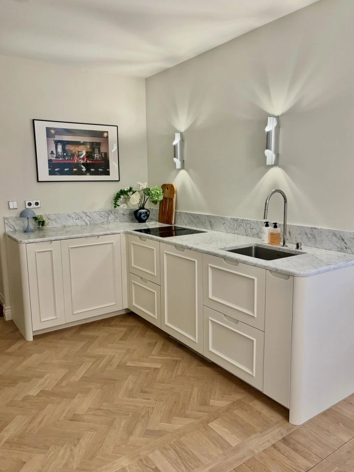 Ett riktigt fint projekt på Kungsholmen. Nytt golv i hallen samt en totalrenovering av kök och badrum. Smakfulla materialval