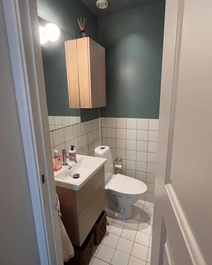 Ett litet badrum på söder som vi totalrenoverade och där vi beställde måttanpassad spegel och snyggt linjeglas som duschvägg .