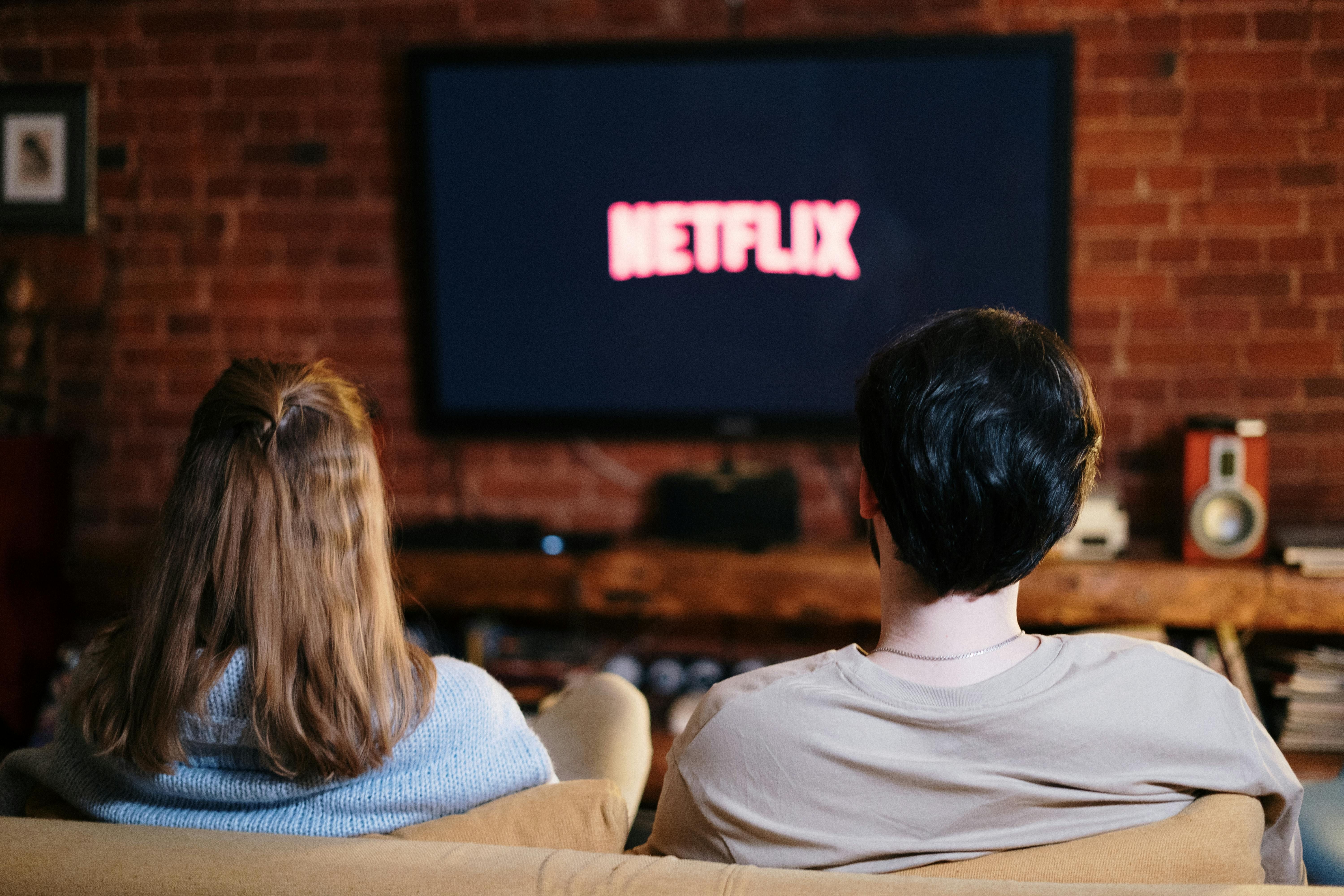 Топ 10 серии на Netflix кои треба да ги гледате со вашиот партнер