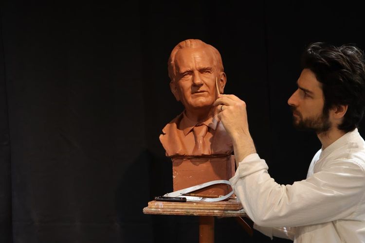 Donat King bei der Arbeit an der Büste von Fritz Gerber. | donatking.com