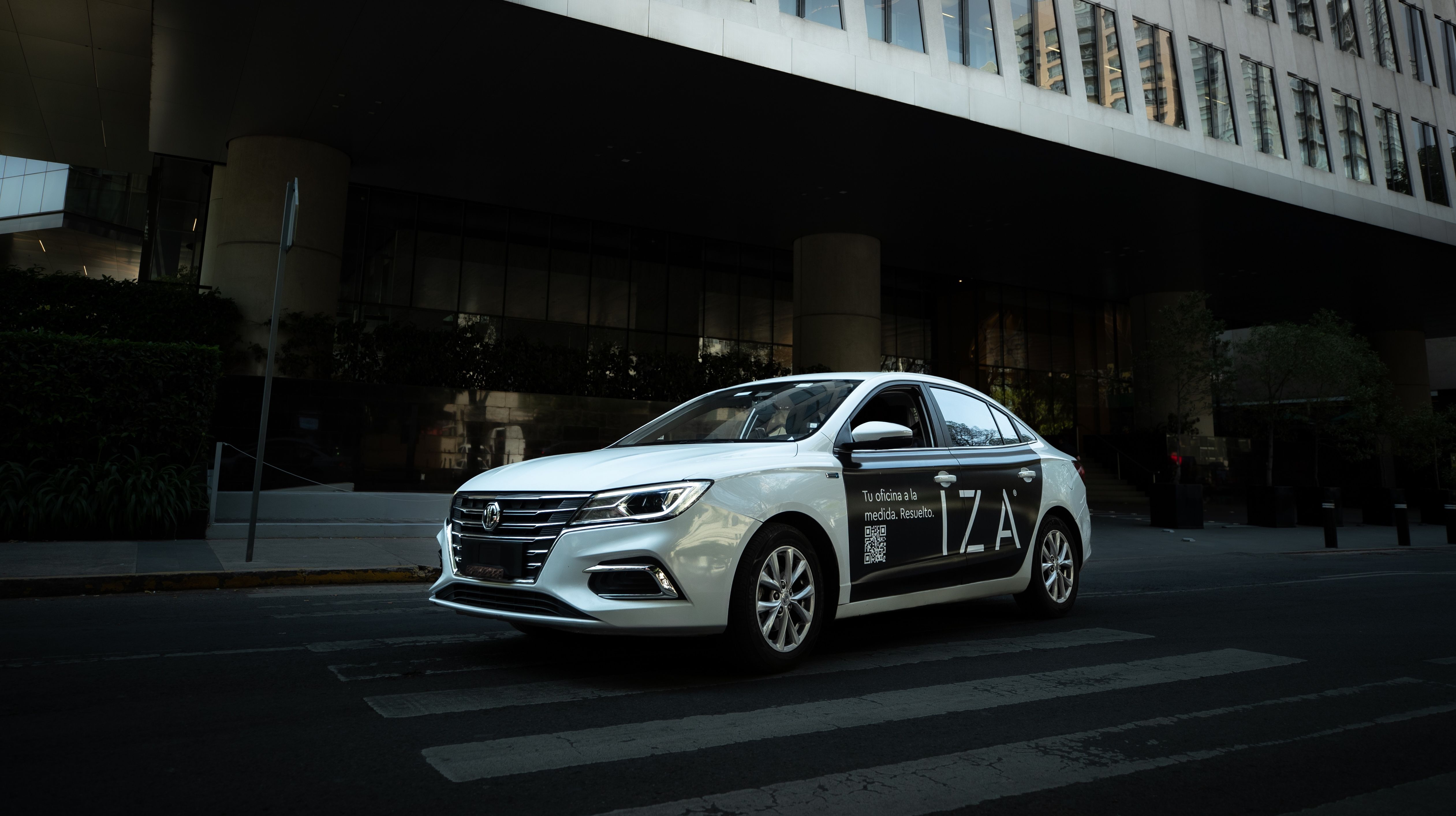 IZA wrapped car campaña