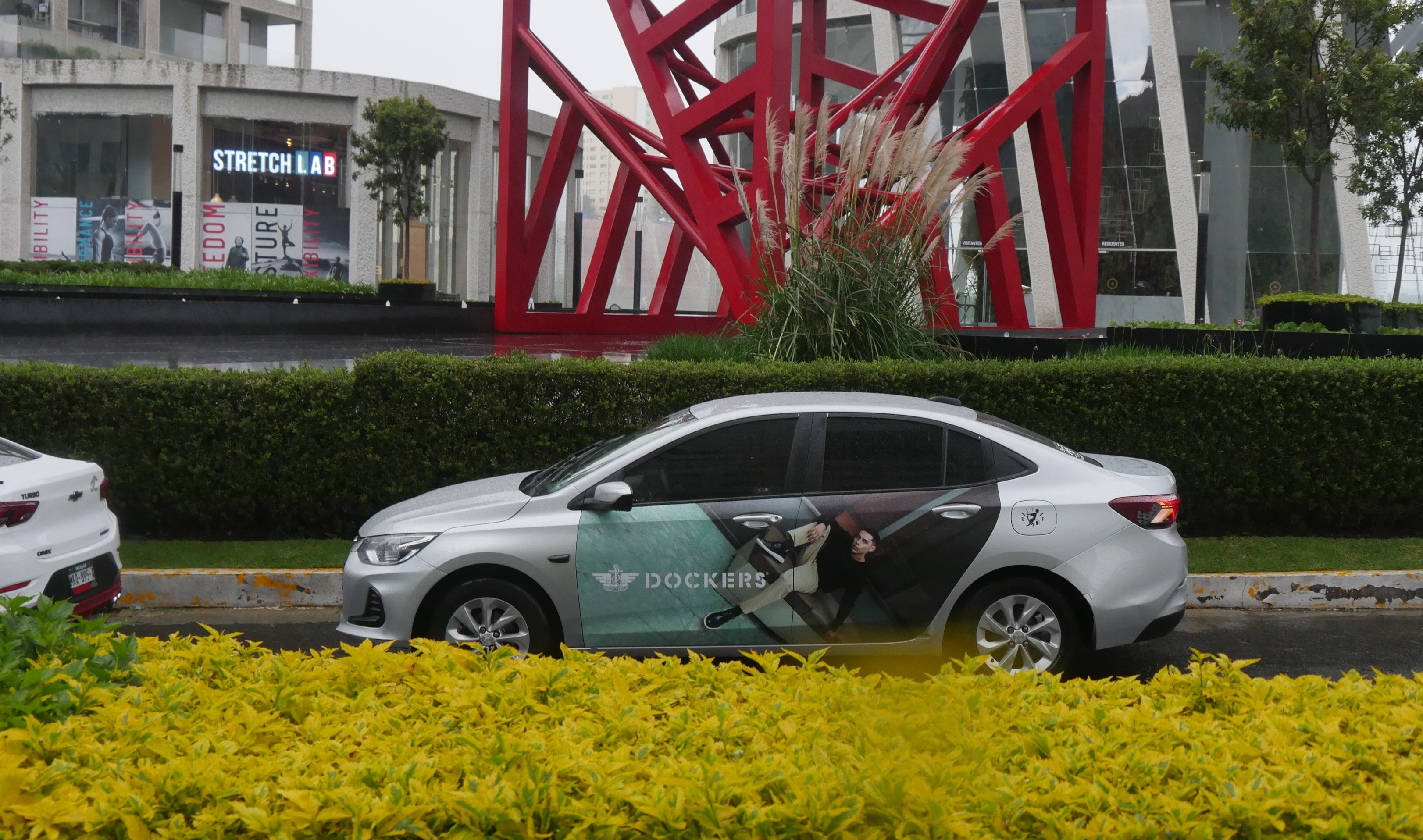 Dockers lanzó una campaña publicitaria en coches de transporte compartido