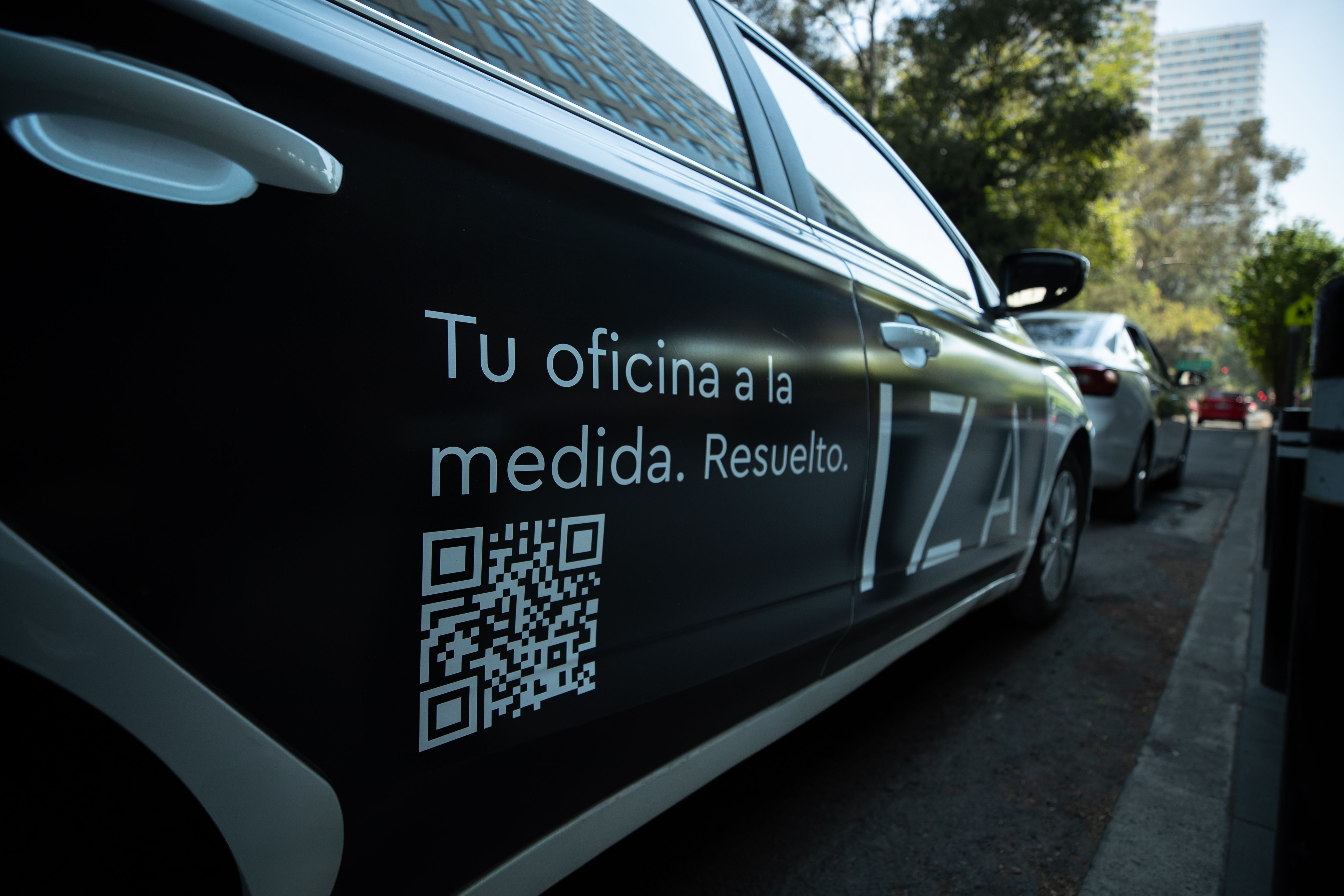 IZA wrapped car campaña