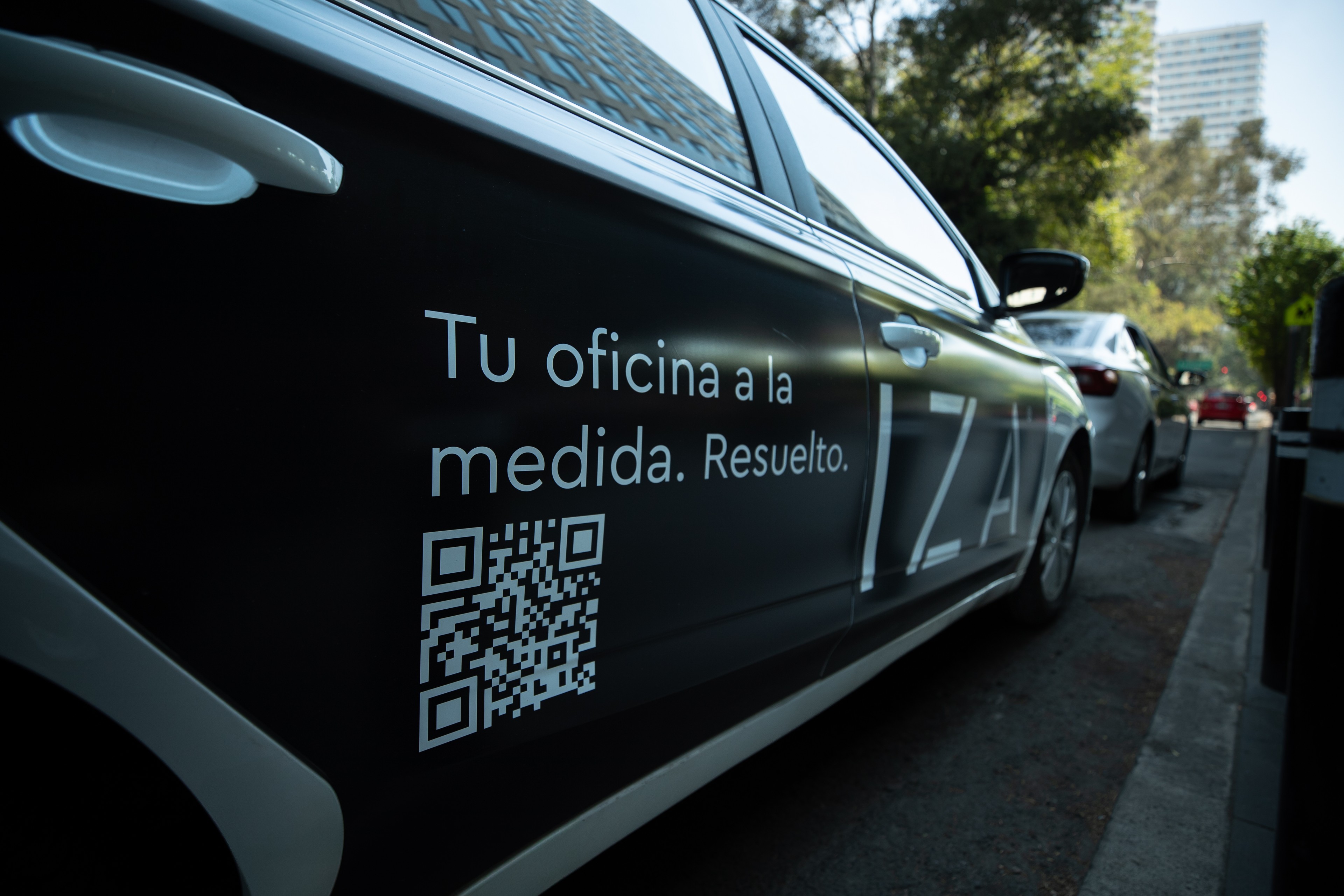 IZA wrapped car campaña