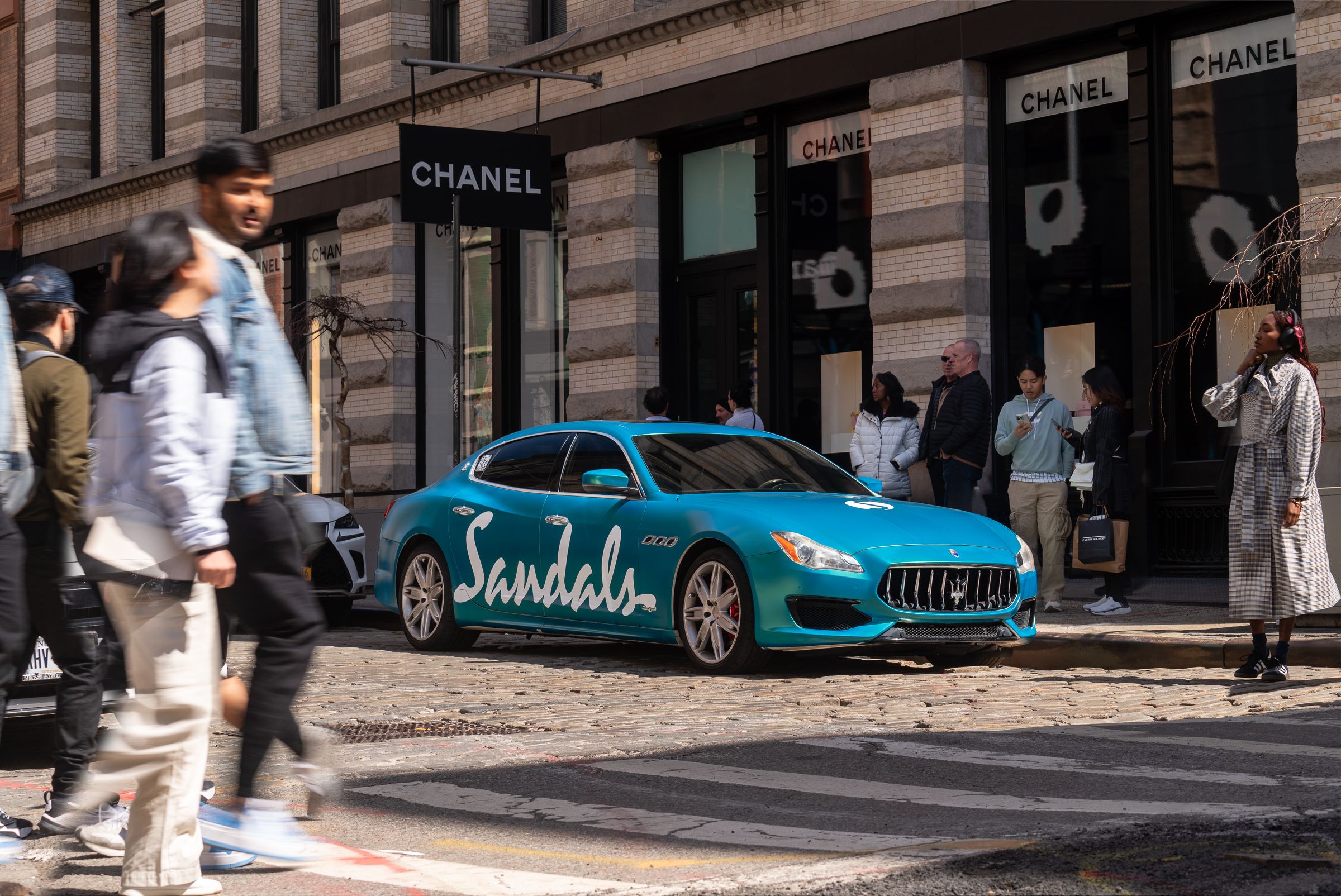 Sandals ooh rideshare campaign, car in NYC