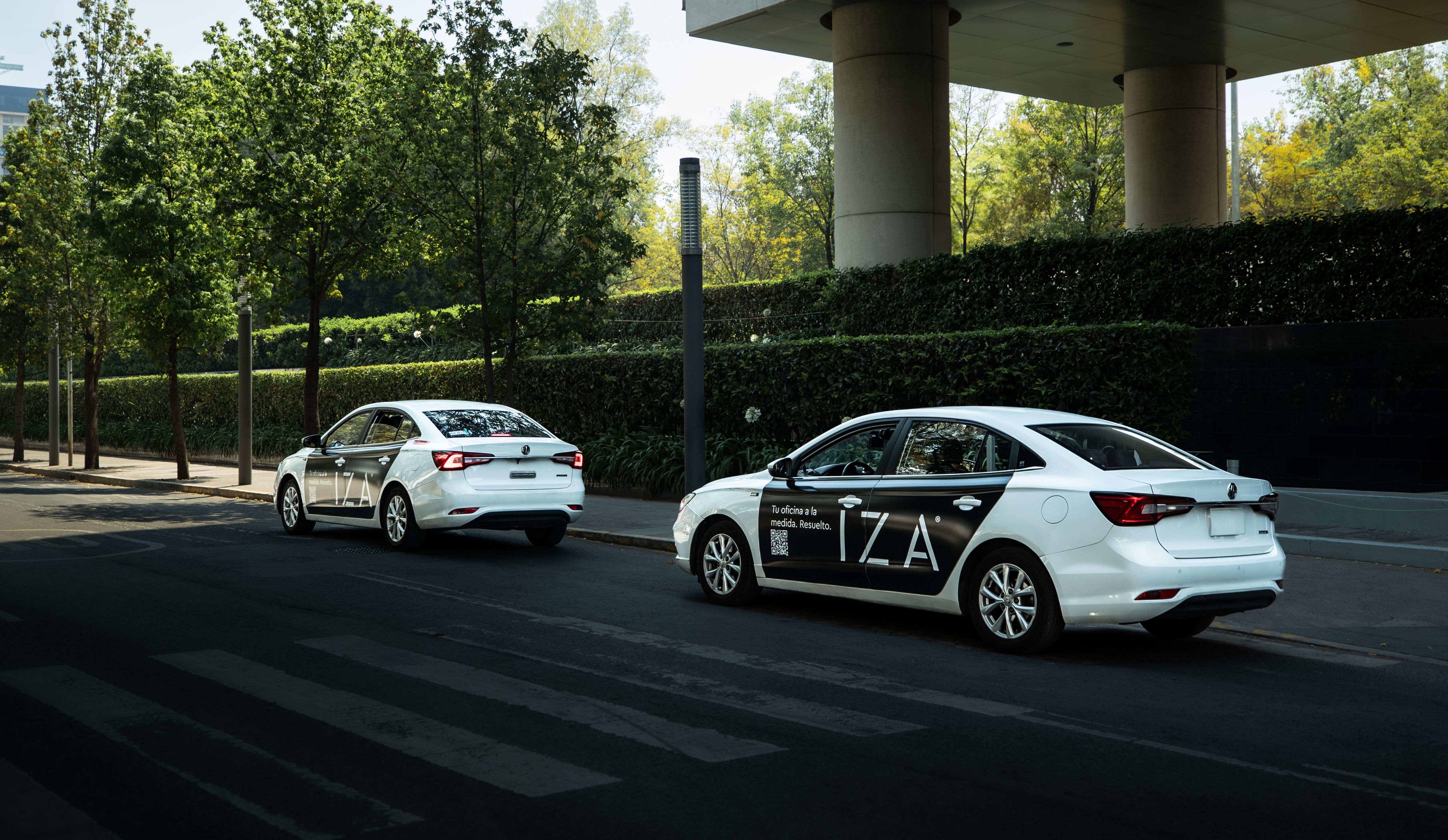 IZA wrapped car campaña