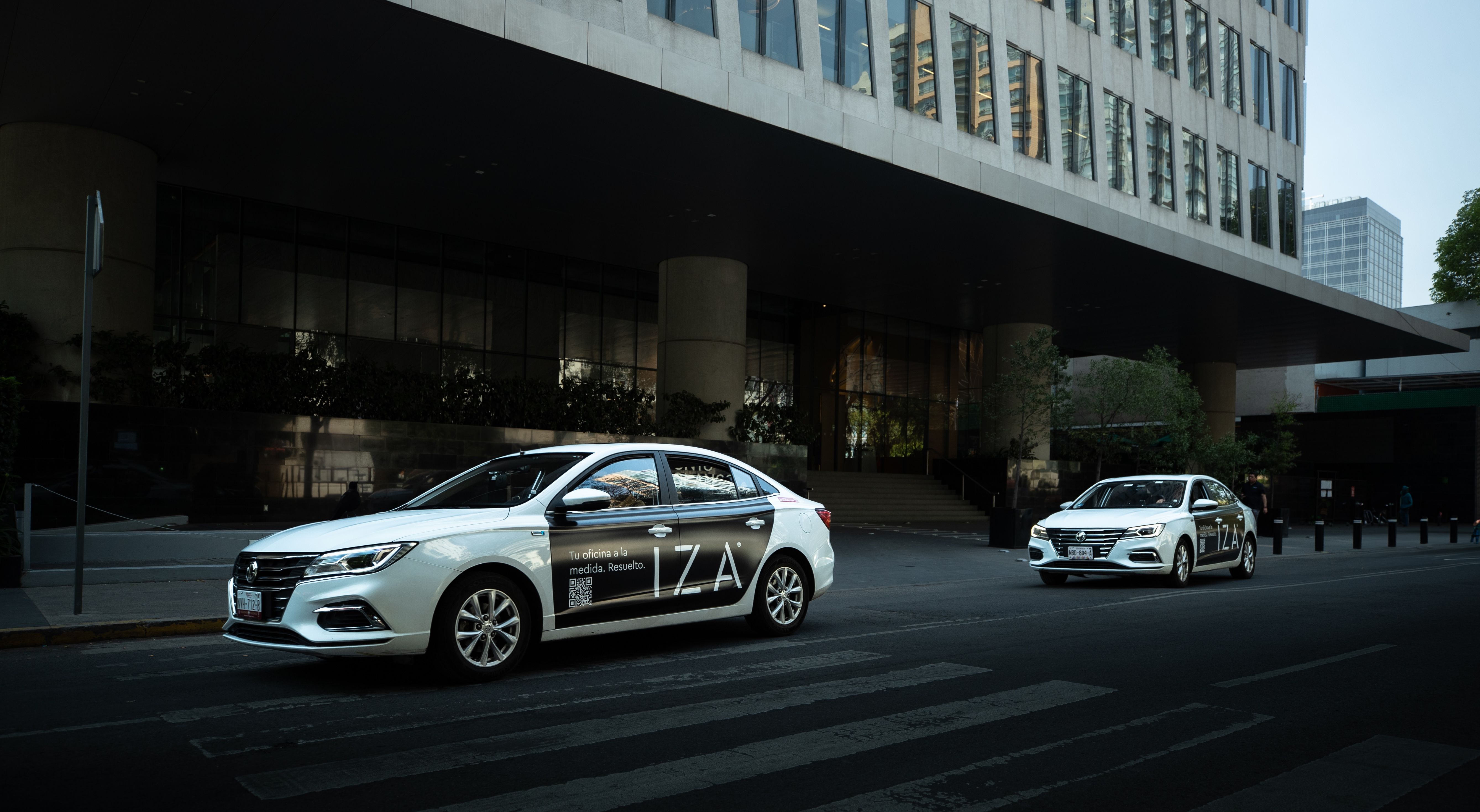 IZA wrapped car campaña