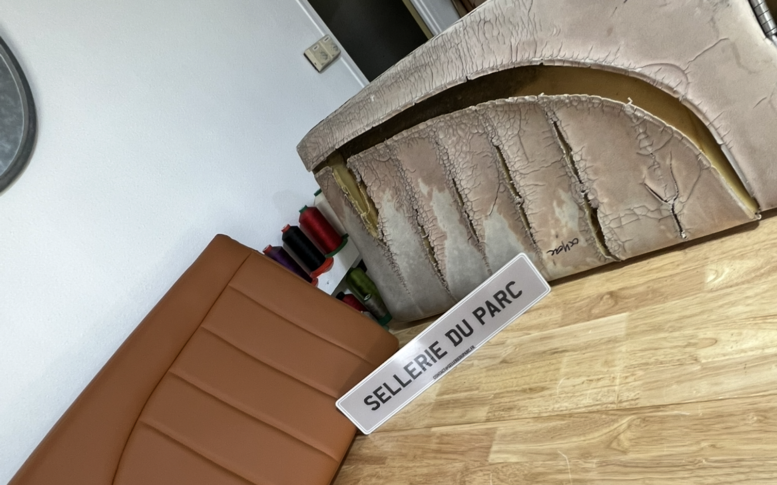 Élément de sellerie en cours de restauration