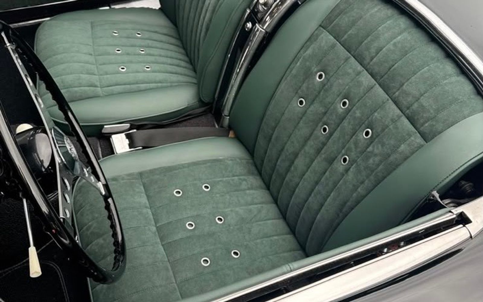 Siège automobile en cuir après un projet de restauration